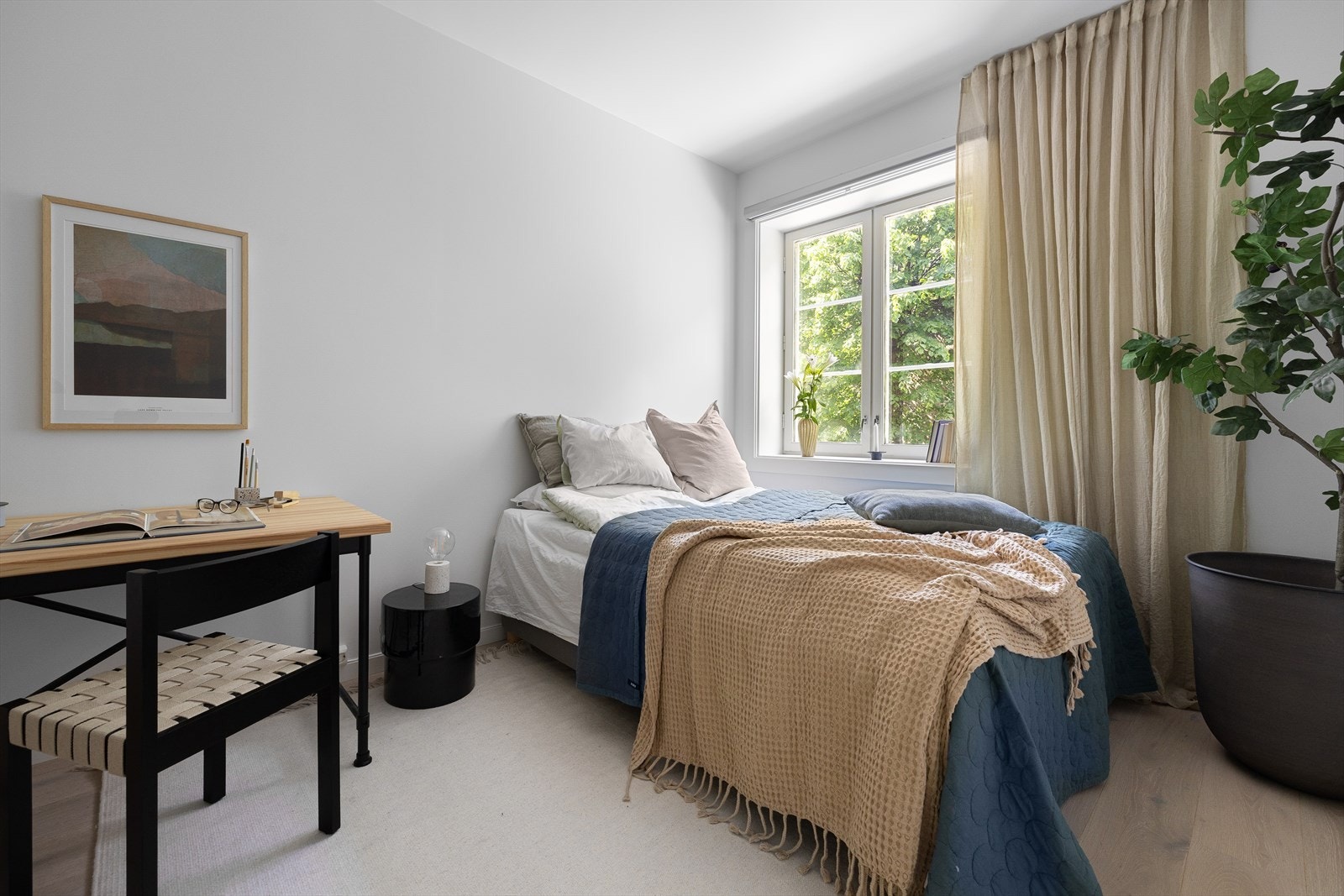 Leiligheten har en stort og innbydende soverom Galleribilde