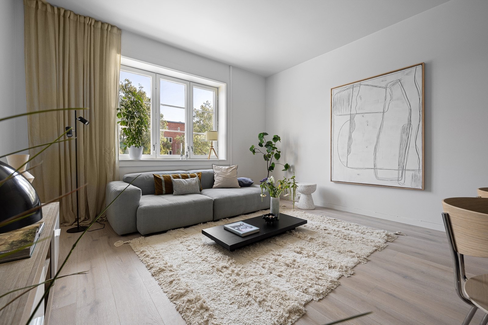 I stuen er det god plass til sofagruppe, sofabord og underholdningsavdeling Galleribilde