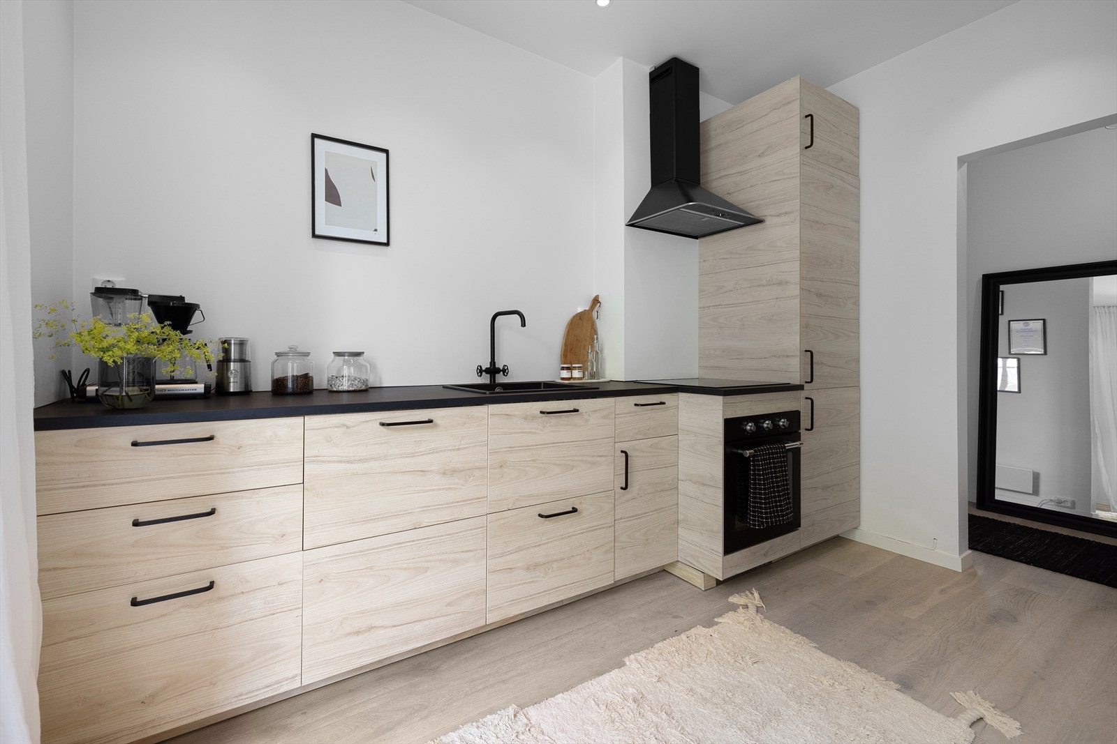 Det er integrert kjøl/fryseskap, oppvaskmaskin, stekeovn og platetopp med kullfiltervifte over stekesonen Galleribilde