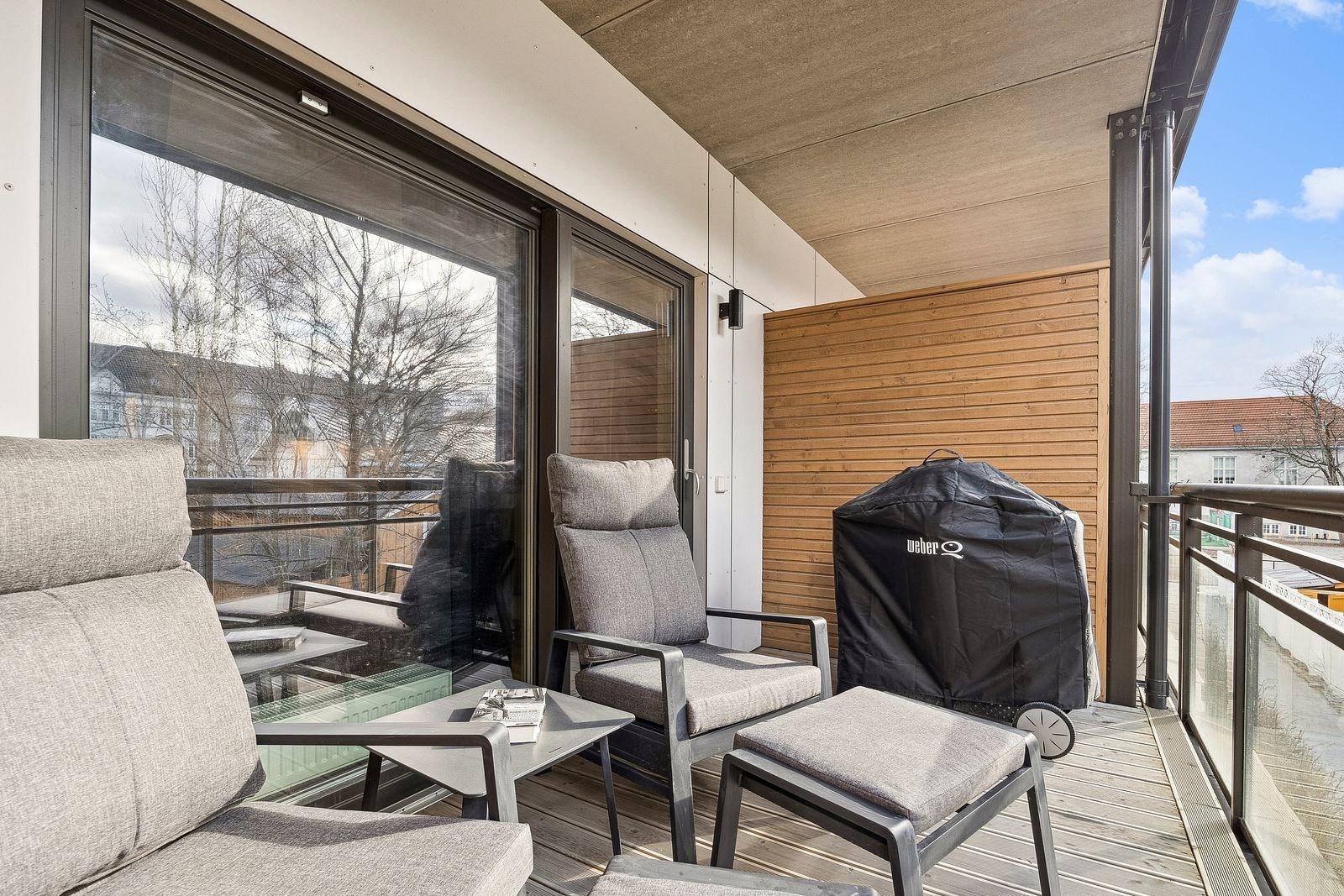 Romslig balkong med ute-møblement! Perfekt til fine sommersdager (Grill følger ikke) Galleribilde