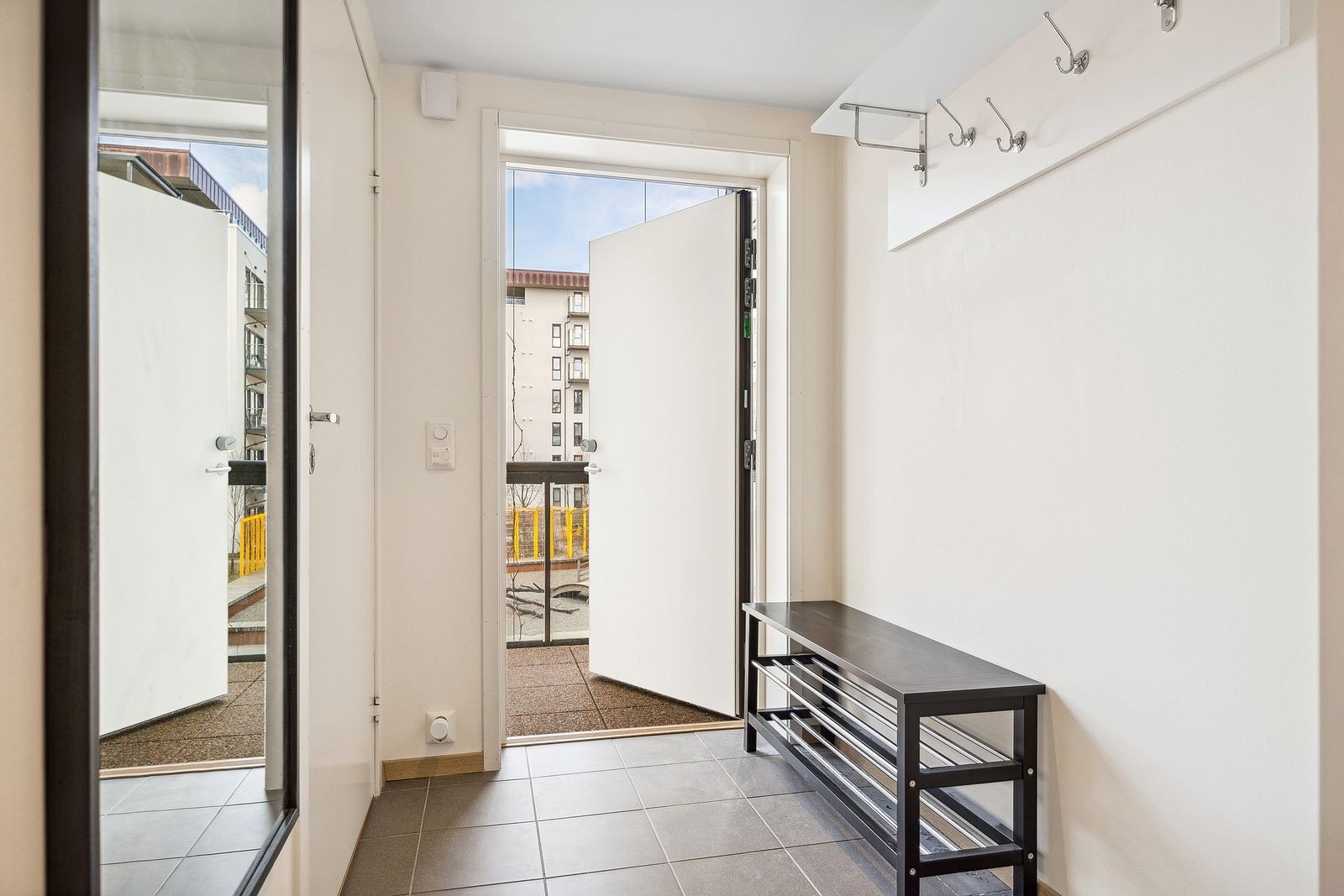 Entre - Leiligheten disponerer også bod og parkeringsplass med oppsett for elbil lader. Galleribilde