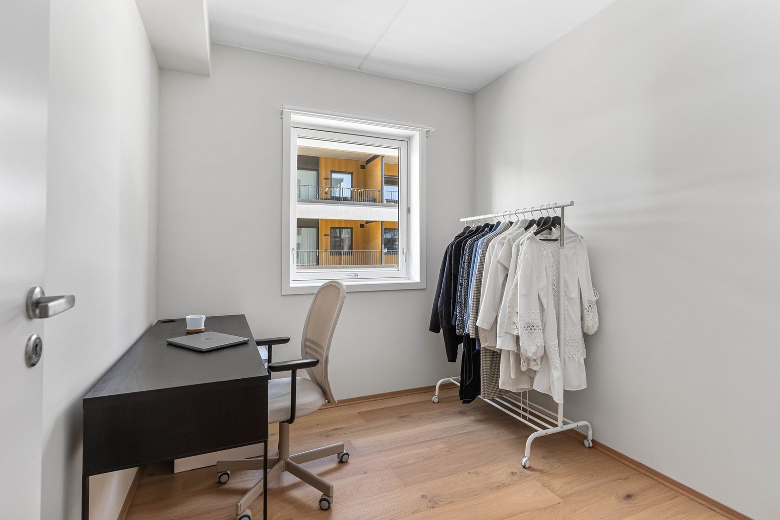 Soverom 2 på 7 kvm benyttes i dag som kontor/ omkledningsrom. Galleribilde