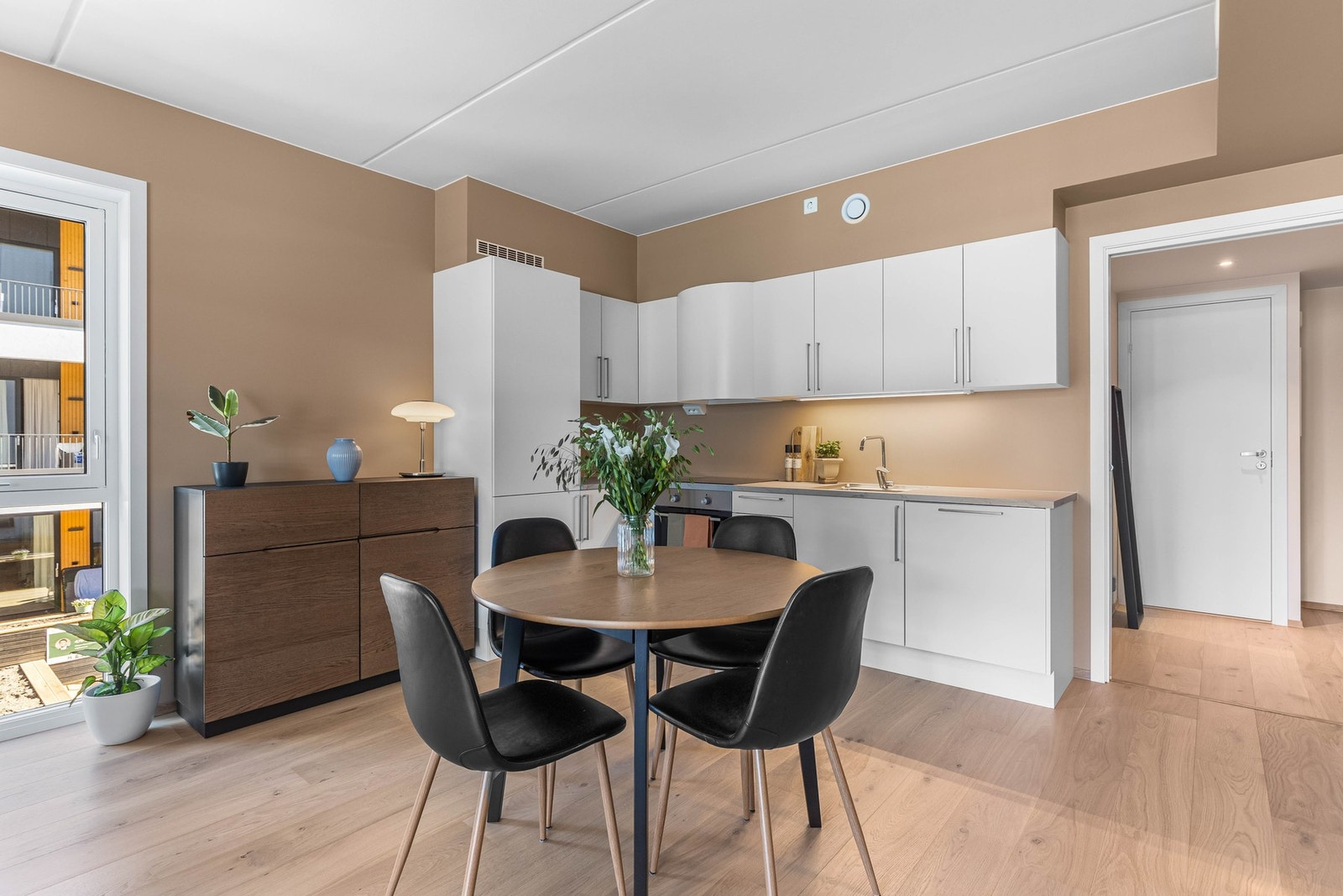 Leiligheten ligger meget fint til i feltet, vendt mot rolige omgivelser. Galleribilde