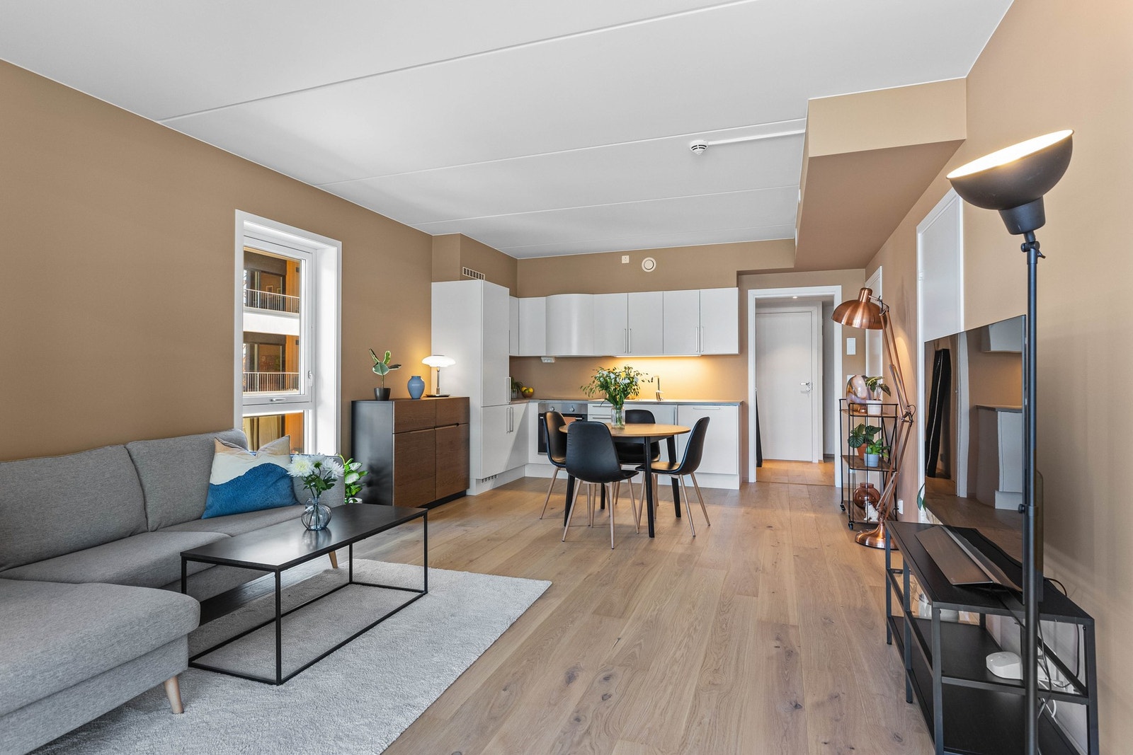 Leiligheten er fra 2023 og har nybyggstandard med moderne fasiliteter som heis i bygget, vannbåren varme, fjernvarme og balansert ventilasjon. Galleribilde