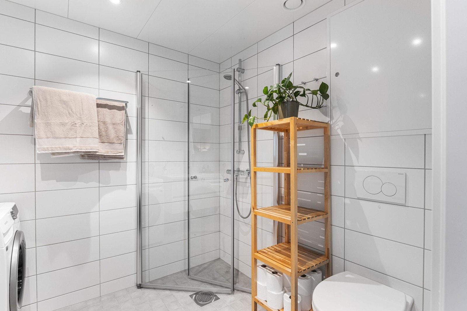 Flott flislagt bad, med vannbåren gulvvarme, downlights i tak og plassbesparende innfellbare dusjdører. Galleribilde