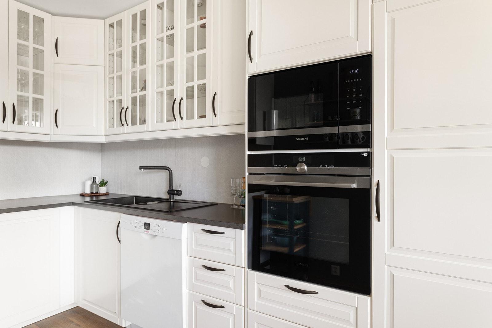 Kjøkkenvifte, platetopp, ovn. mikro, kjøleskap og vasken er fra 2019. Galleribilde