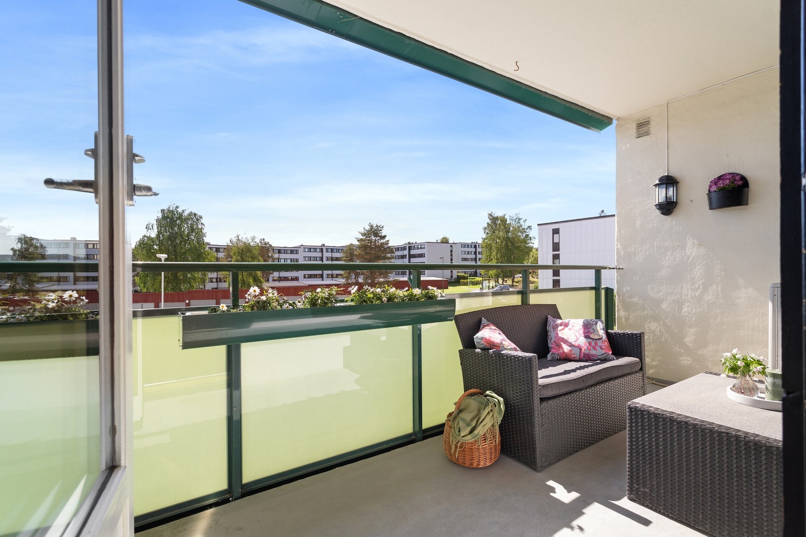 Fra stuen er det utgang til en koselig sørvendt balkong. Galleribilde