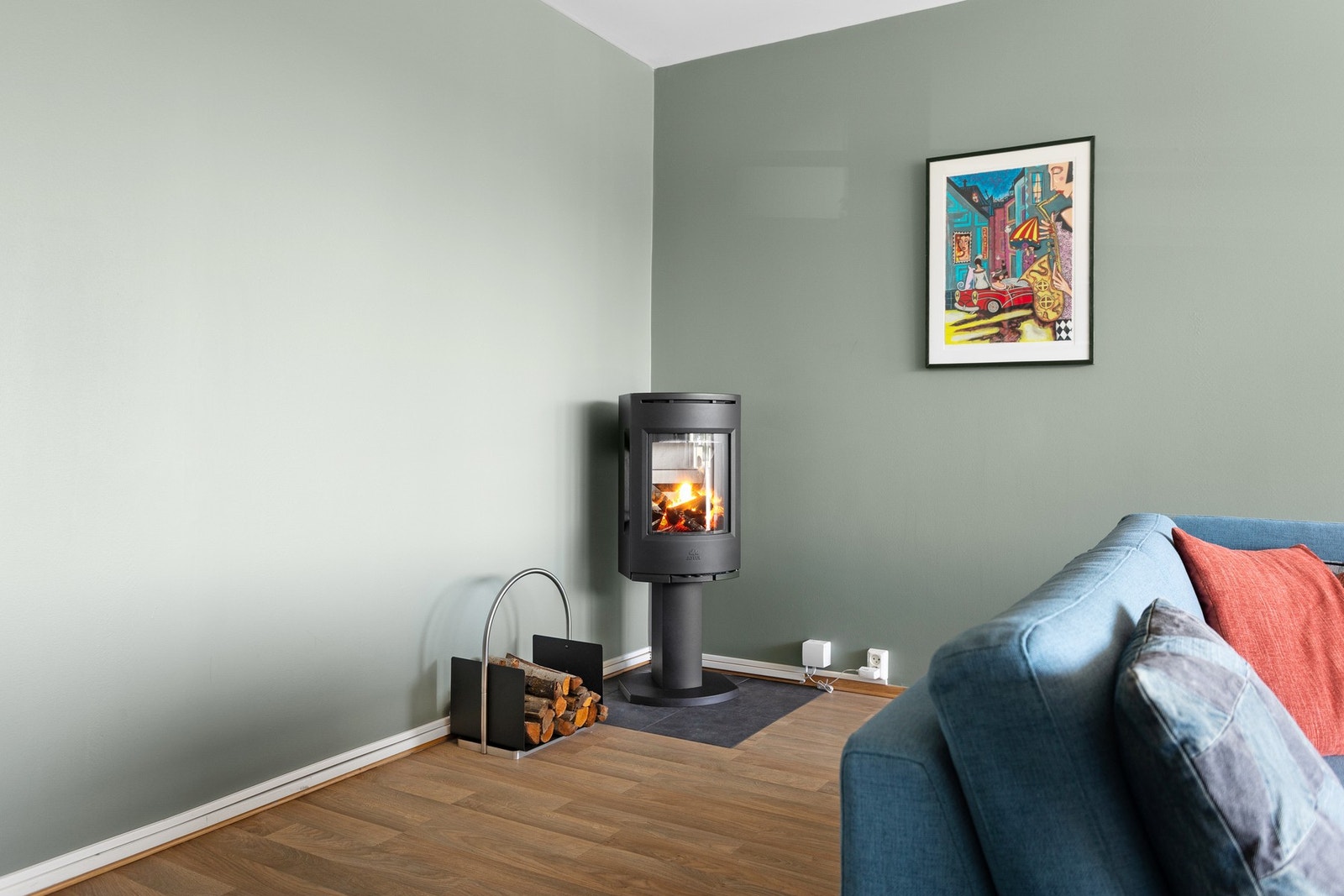 Leiligheten varmes opp med vedfyring, varmepumpe og elektrisitet. Galleribilde