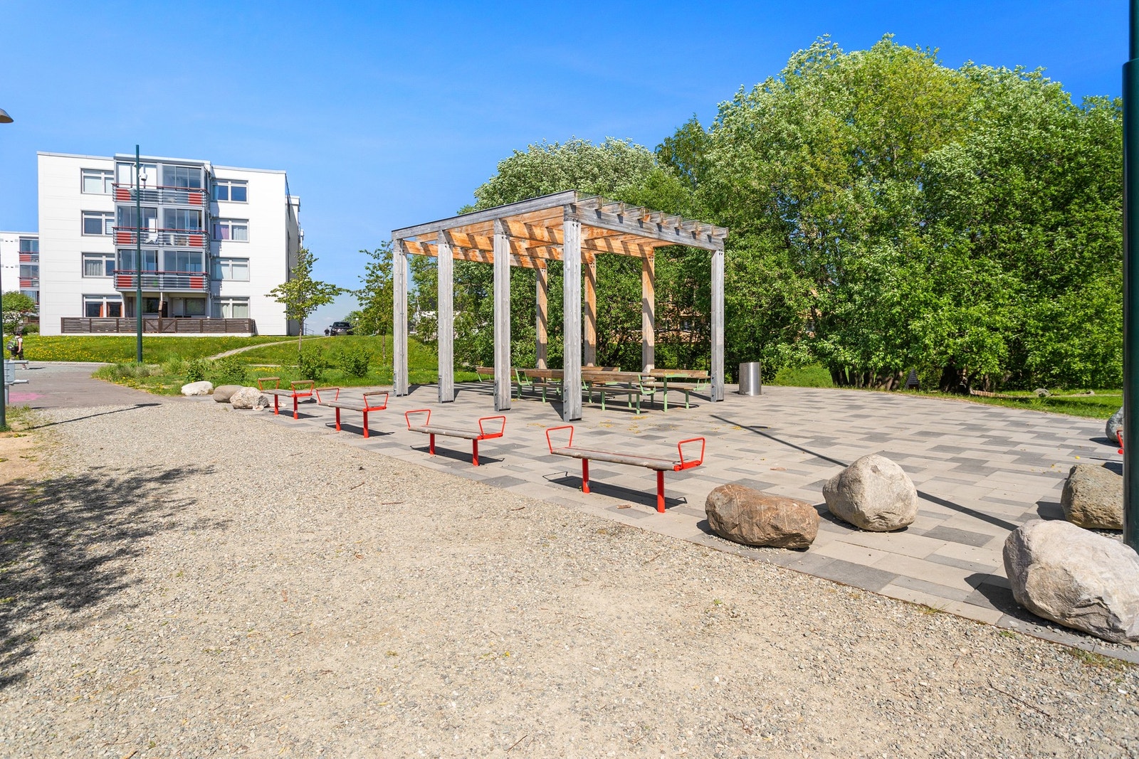 Gode parkeringsmuligheter i borettslaget. Mulighet for å leie garasjeplass. Galleribilde