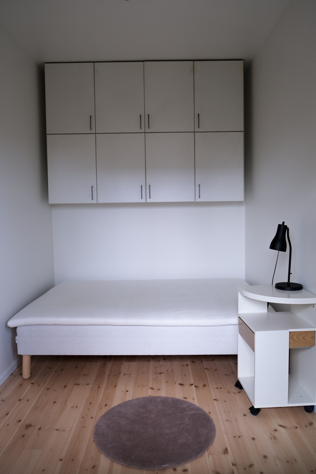 Soverom med god plass til dobbeltseng og oppbevaring. Galleribilde