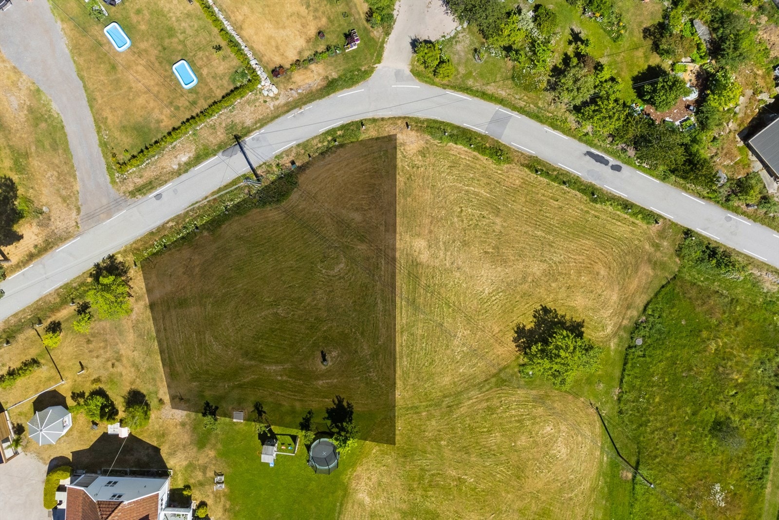 Tomten er fint beliggende med gode solforhold Galleribilde