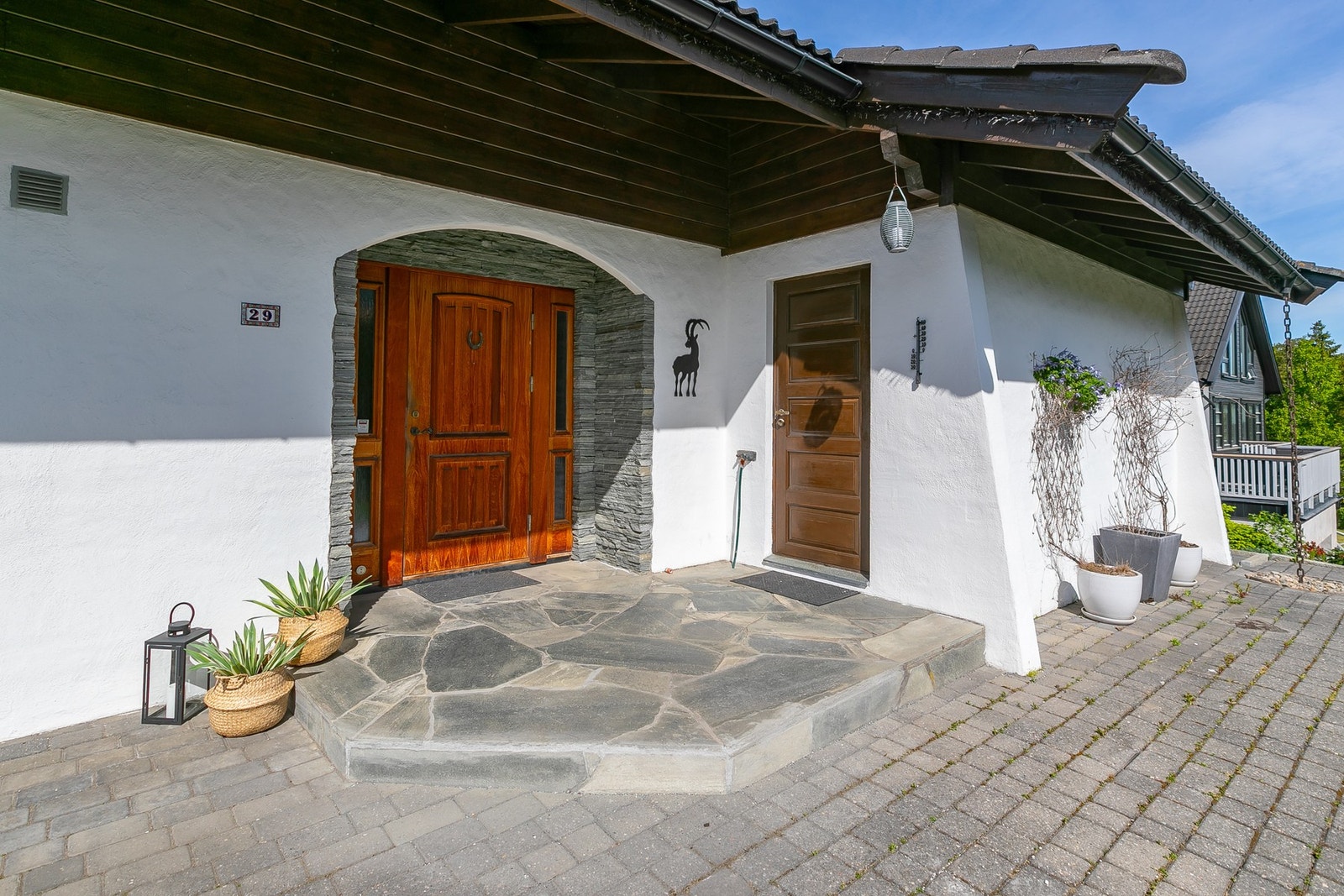 Stenbukken symboliserer at huset er et ekte Tyrolerhus. Galleribilde