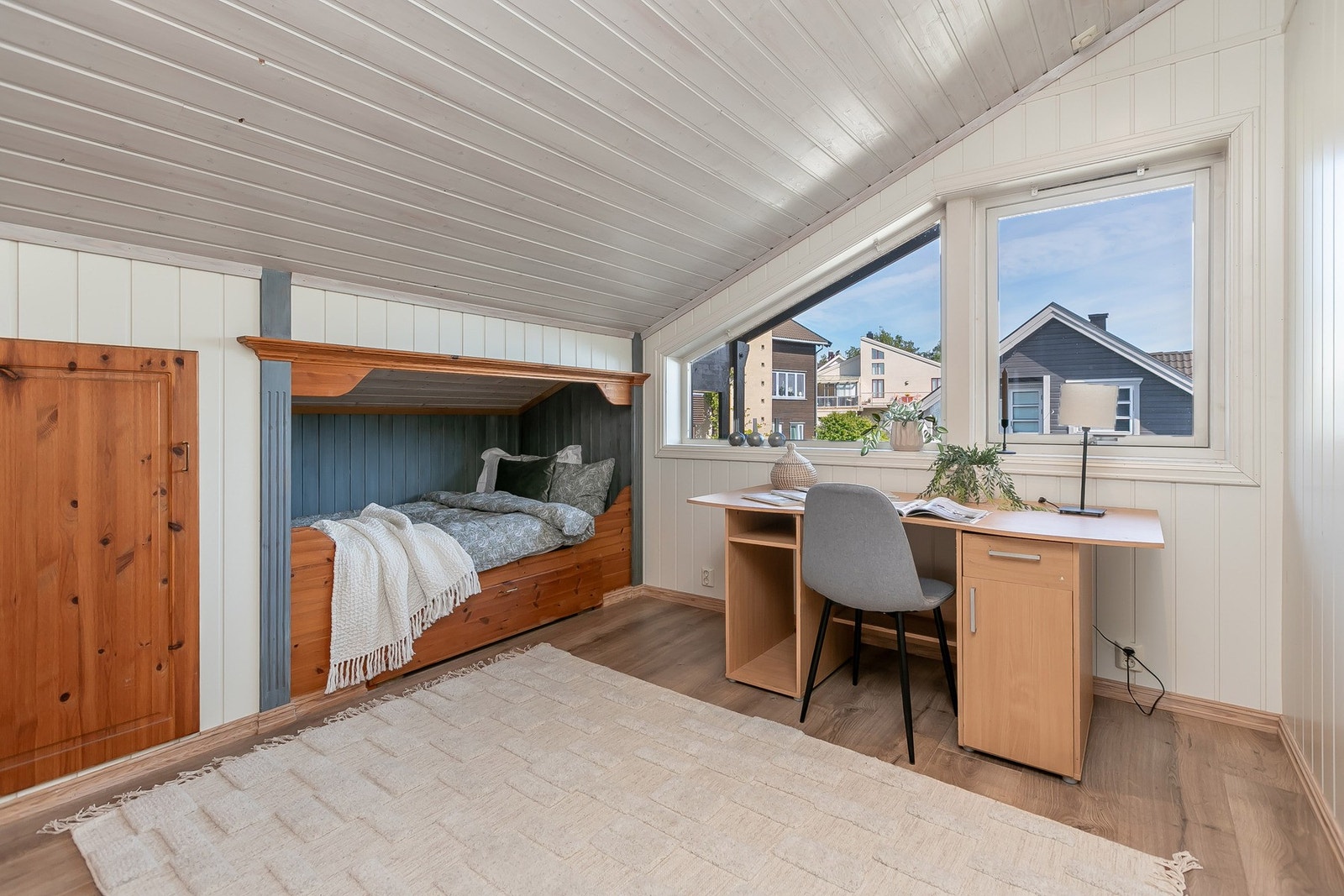 Soverom med plassbygget seng Galleribilde