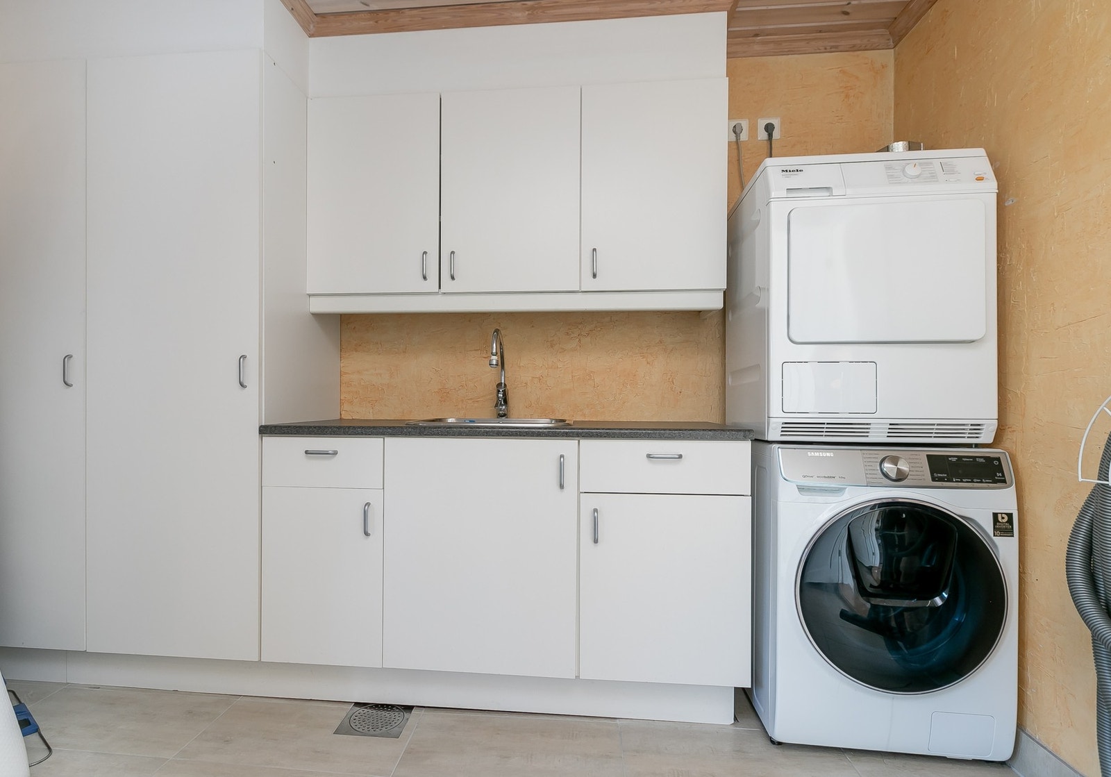 Stort vaskerom med god skap - og benkeplass. Utgang ut på baksiden av huset. Galleribilde