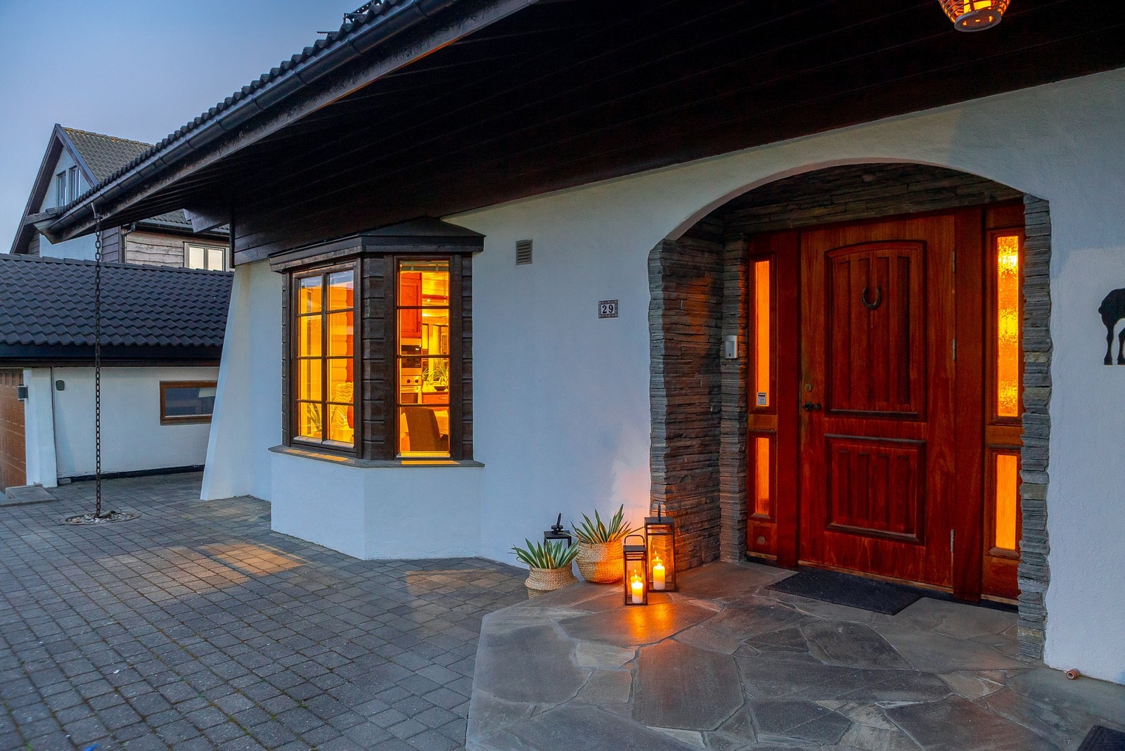 Skiferlagt inngangsparti og overbygg ønsker deg velkommen inn i dette lune hjemmet Galleribilde