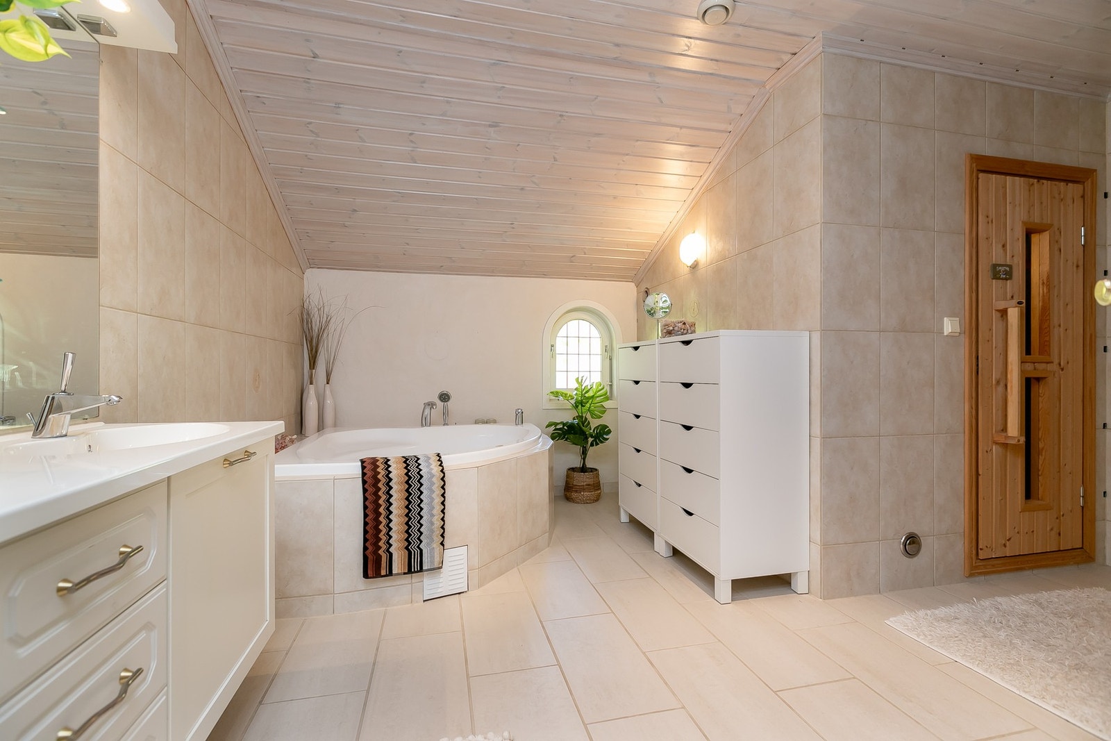 Badet har god størrelse og rommer både badekar, dusj og dobbel servant og badstue. Galleribilde