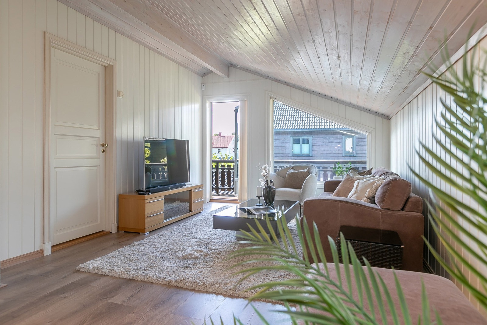 Lys og luftig loftstue med god himling i tak Galleribilde