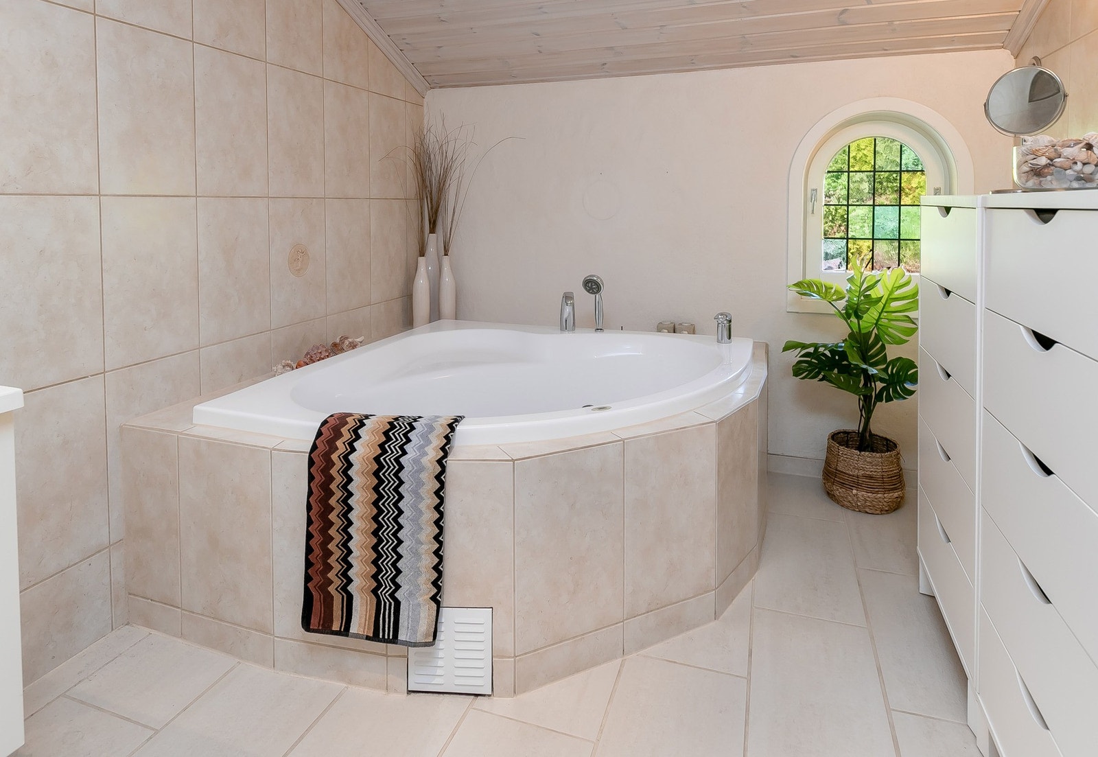 Bad i 1. etg. ligger innenfor hovedsoverom og er flislagt med Villeroy & Boch fliser. Galleribilde