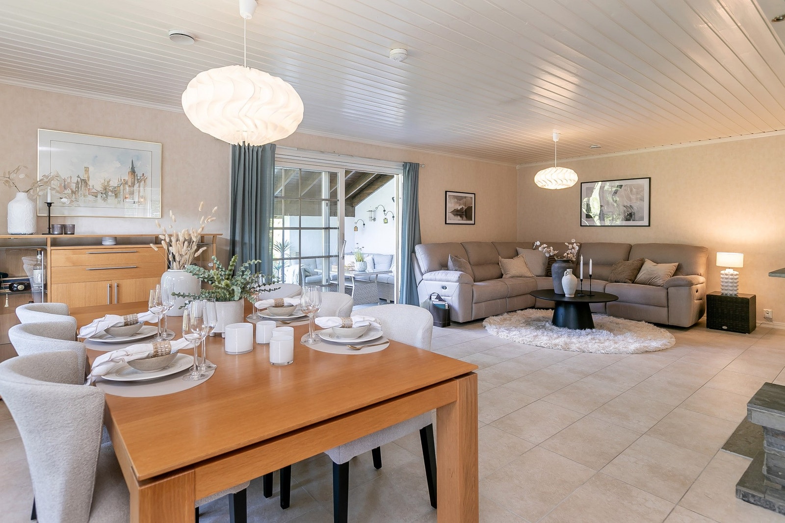 Stor og luftig med de samme gulvflisene her som på kjøkken og i hall. Galleribilde