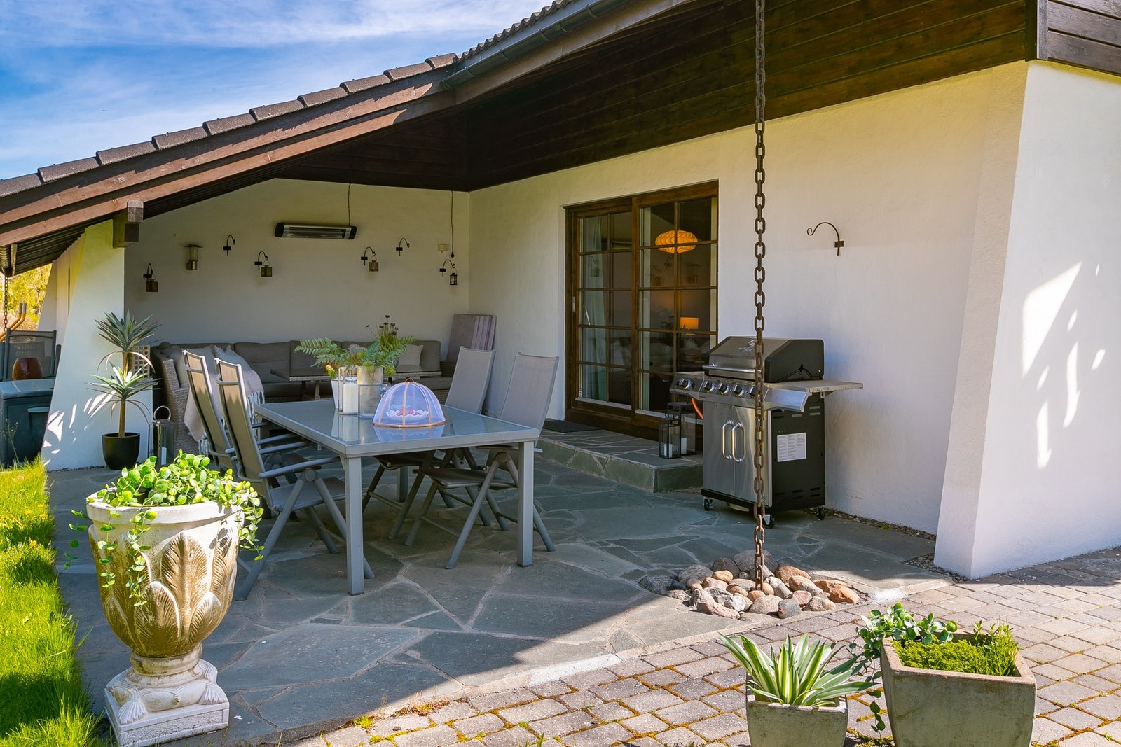 Utgang fra stuen direkte ut til stenlagt utesone Galleribilde