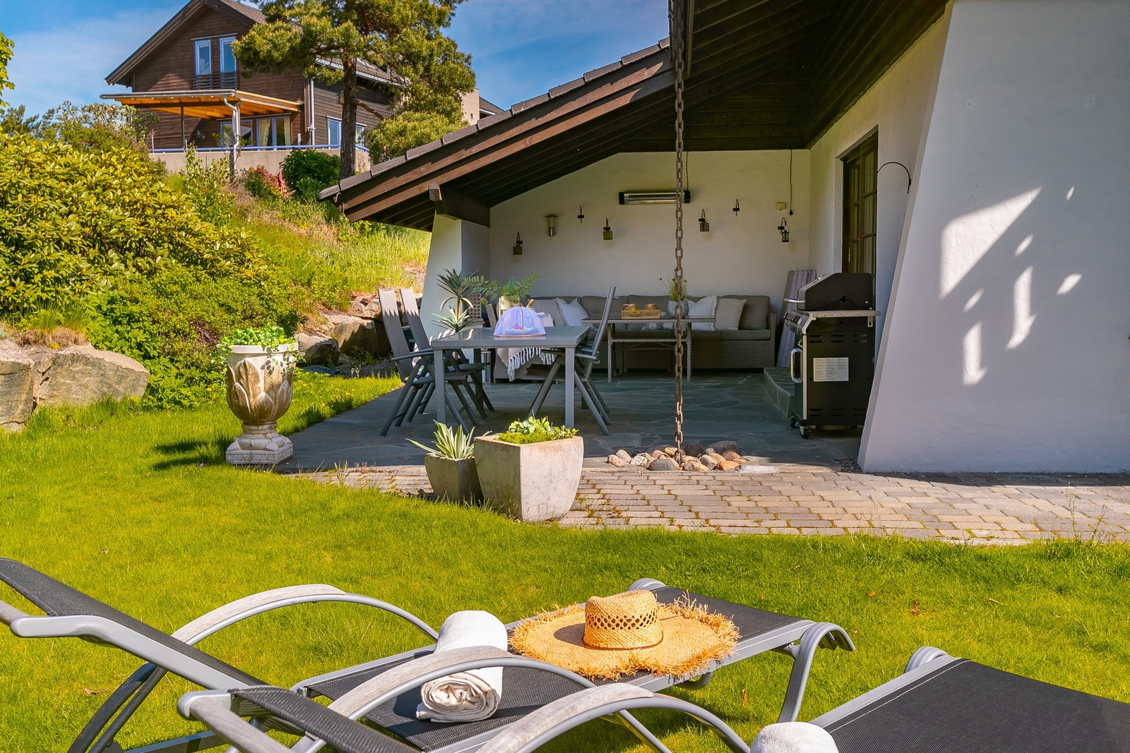 Med overbygget uteplass og syd/ vest vendt retning ligger alt til rette for å kose seg sammen med venner & famile Galleribilde