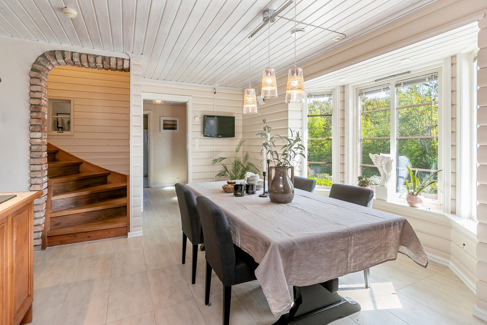 God plass for spisestue ved karnappvinduet Galleribilde