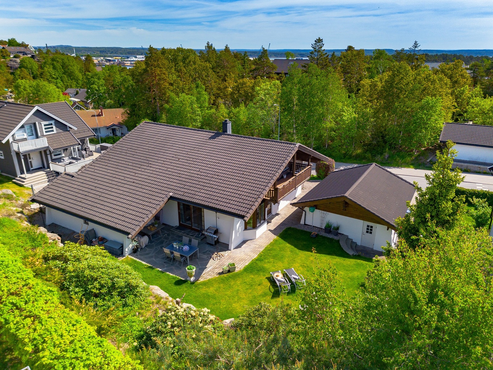 Velholdt hage og eiet tomt i et rolig og meget barnevennlig boligområde. Galleribilde