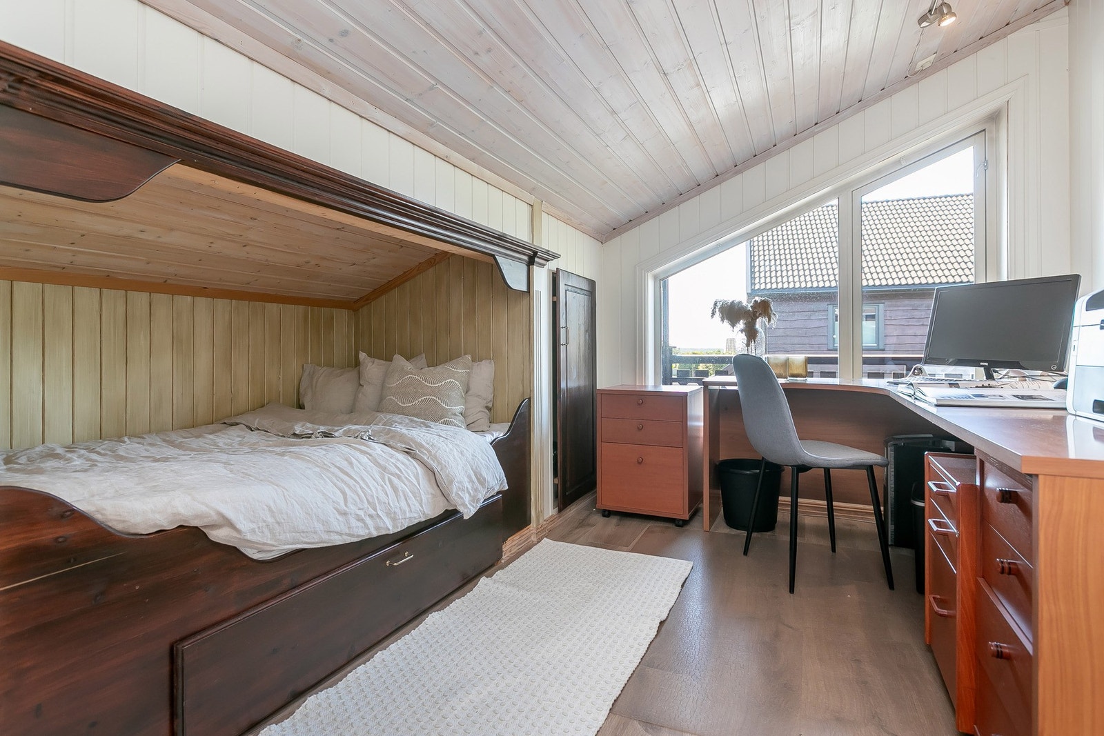 Soverom med plassbygget seng. Begge soverommene har gode lagrignsplass i kneveggene. Galleribilde