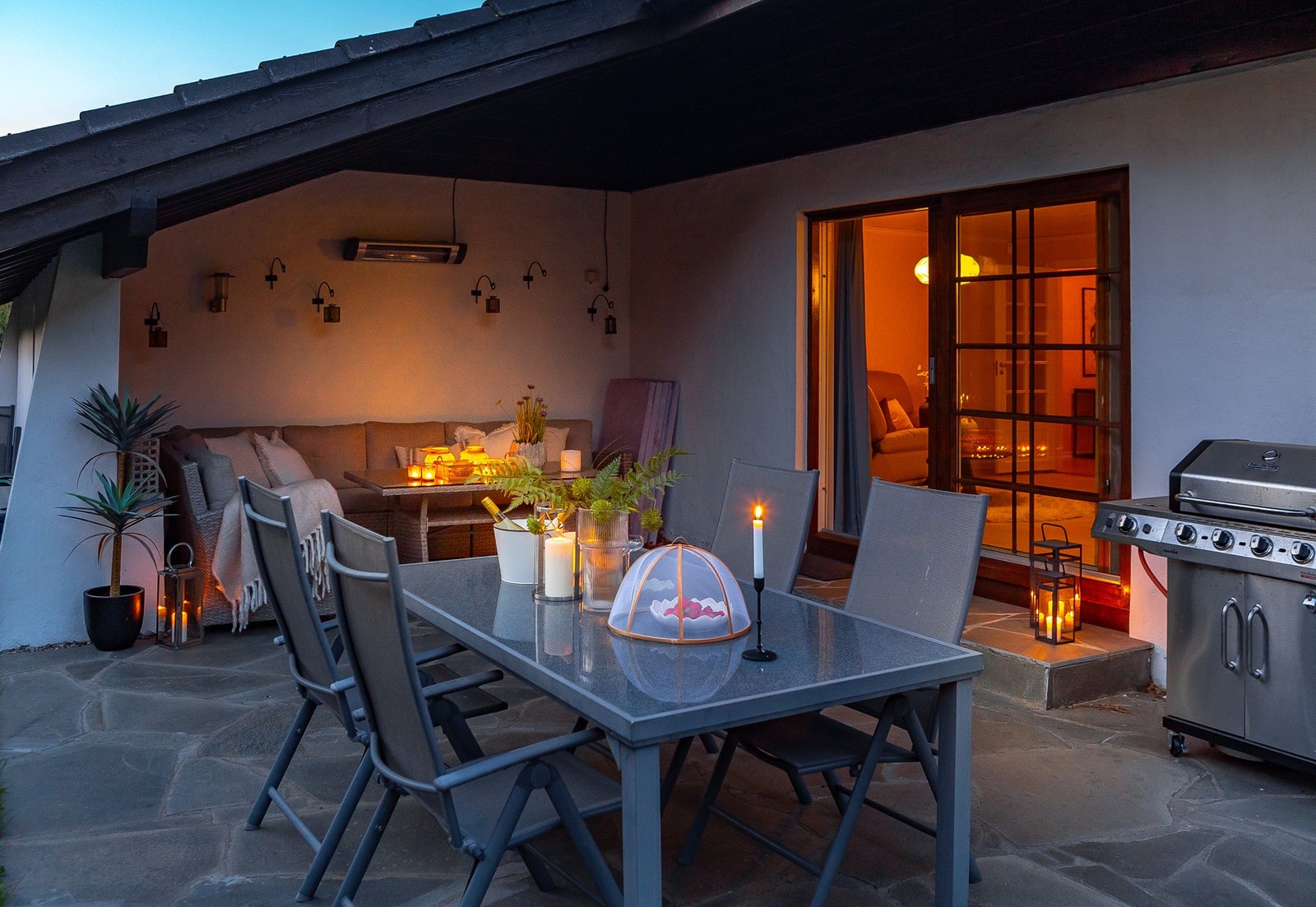 Et godt utemiljø mot syd & vest gir de beste solforhold for utehygge & hageselskap. Praktisk med takoverbygg. Galleribilde