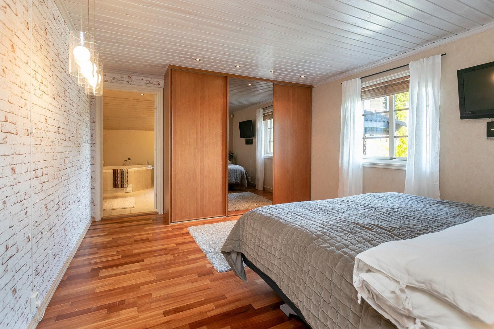 Stort garderoberom som en del av hovedsoverommet Galleribilde