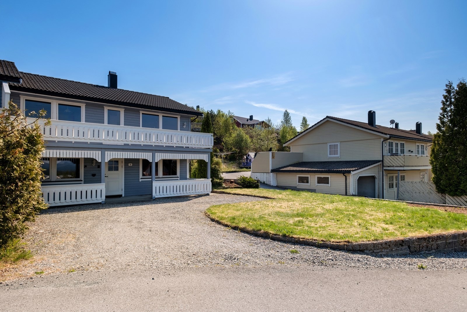God plass til parkering av flere biler Galleribilde