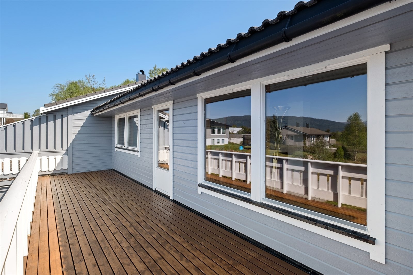 Romslig veranda Galleribilde