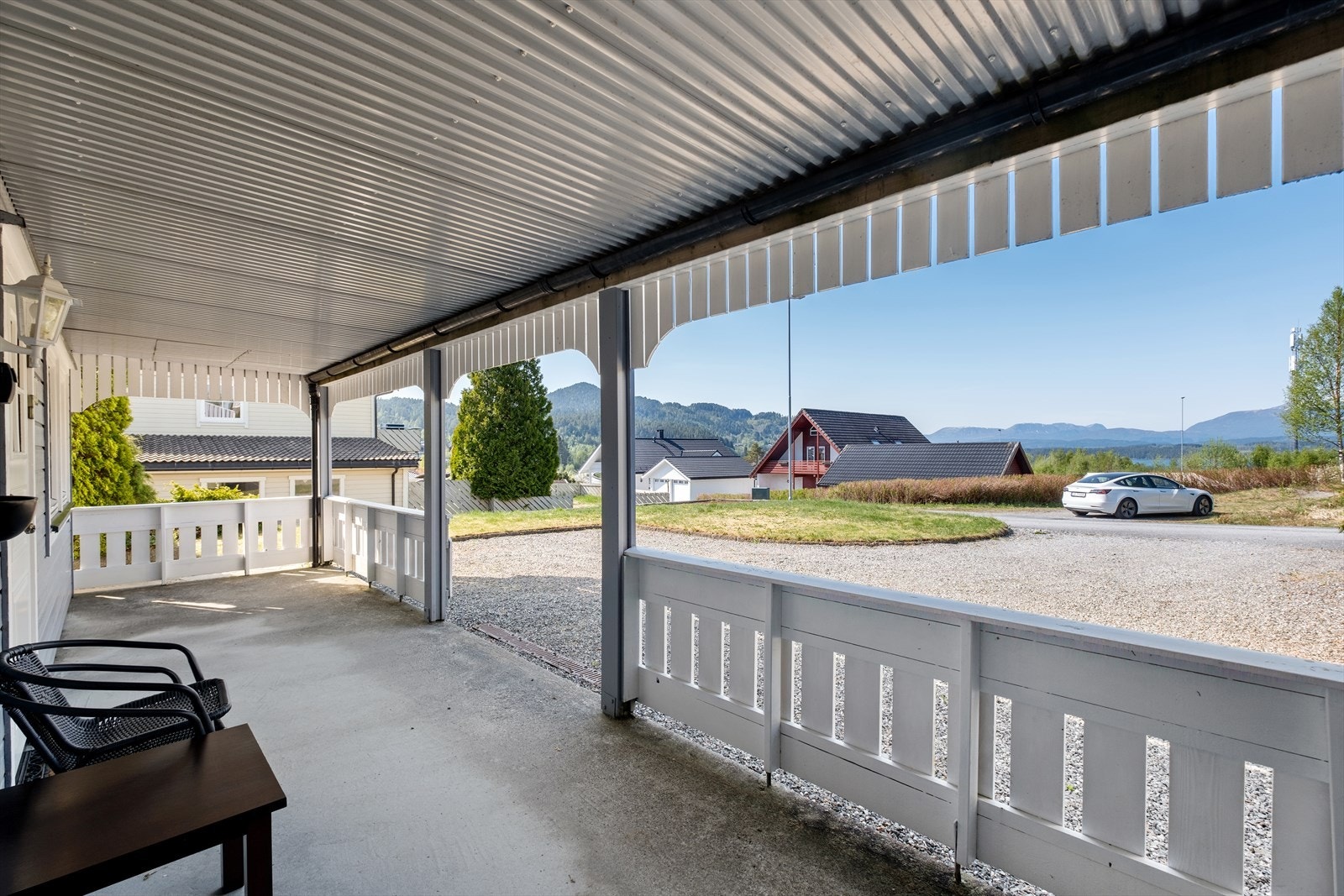 Overbygd inngangsparti og støpt platting Galleribilde