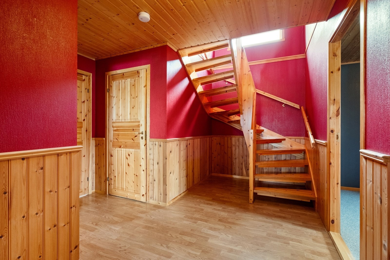 Hall med dør inn til bod Galleribilde