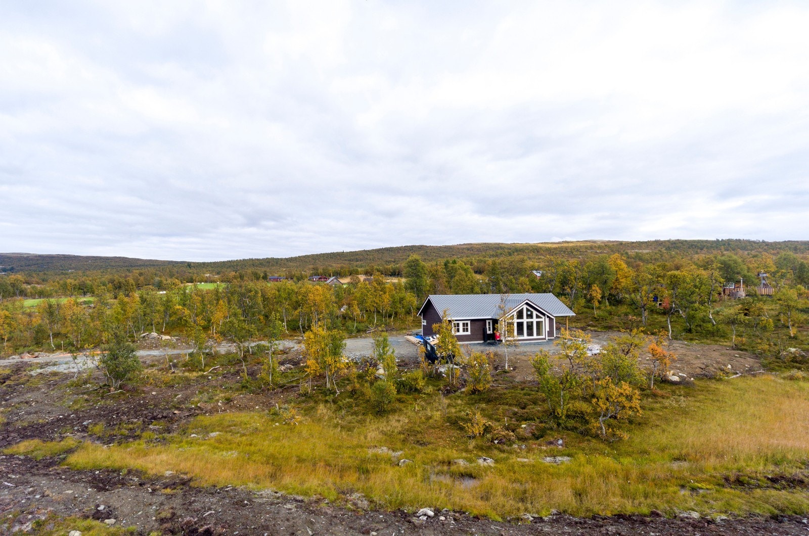 Nybygd hytte omgitt av høstfarger Galleribilde