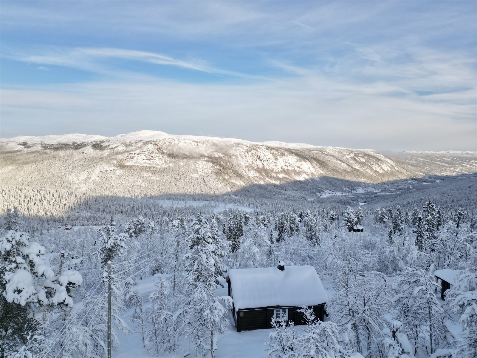 Her har du utsikt nedover dalen, mot fjellene omkring Uvdal. Galleribilde