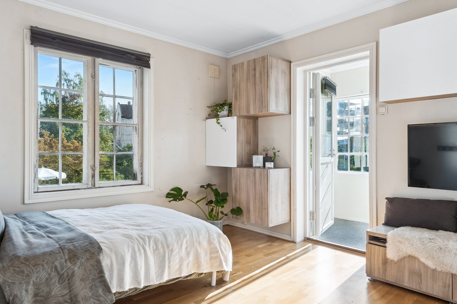 Et av soverommene i andre etasje er også av spesielt god størrelse med direkte utgang til vinterhage. Galleribilde