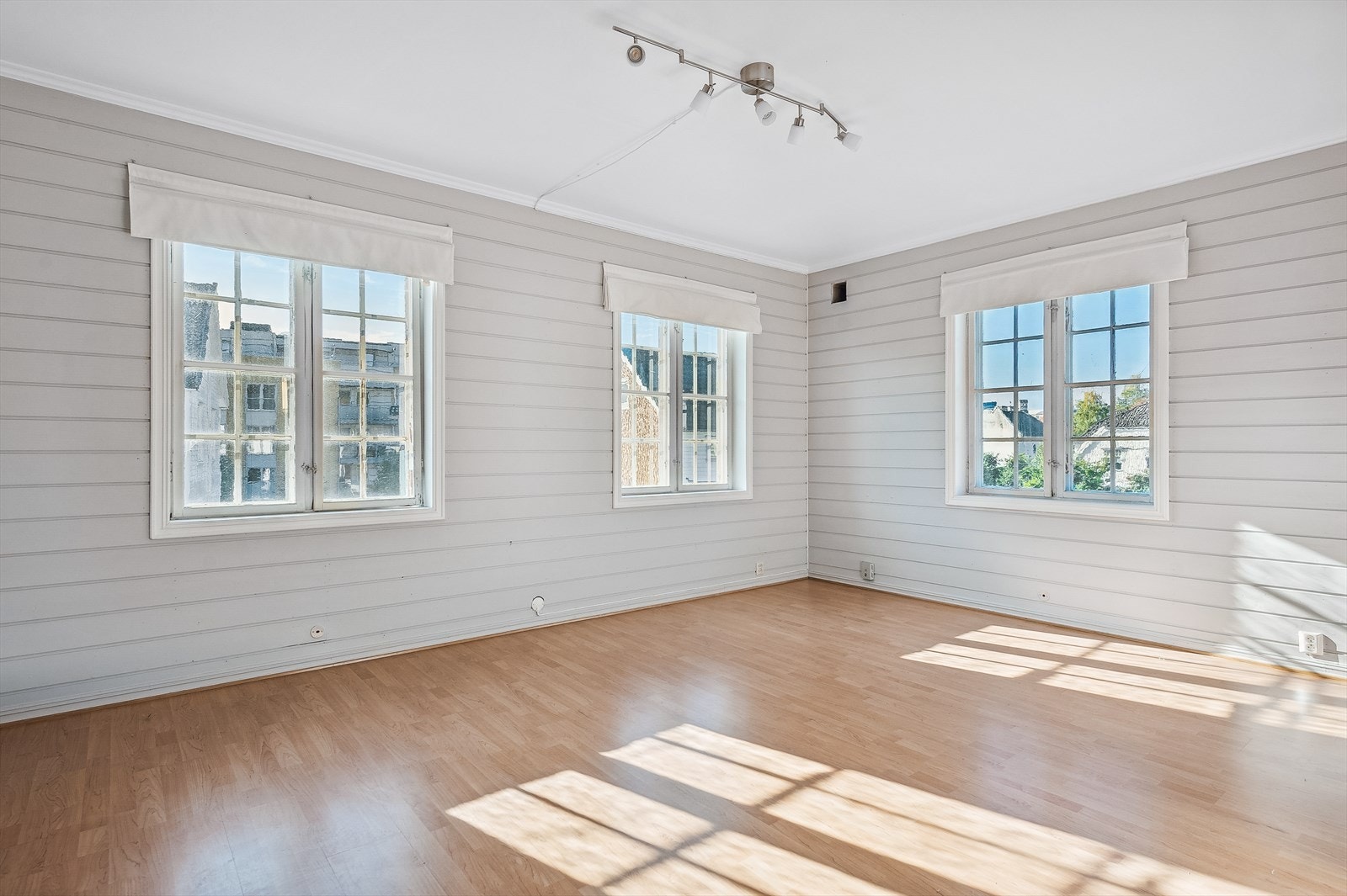 Stuen i andre etasje er av god størrelse med plass til ønsket møblement. Galleribilde