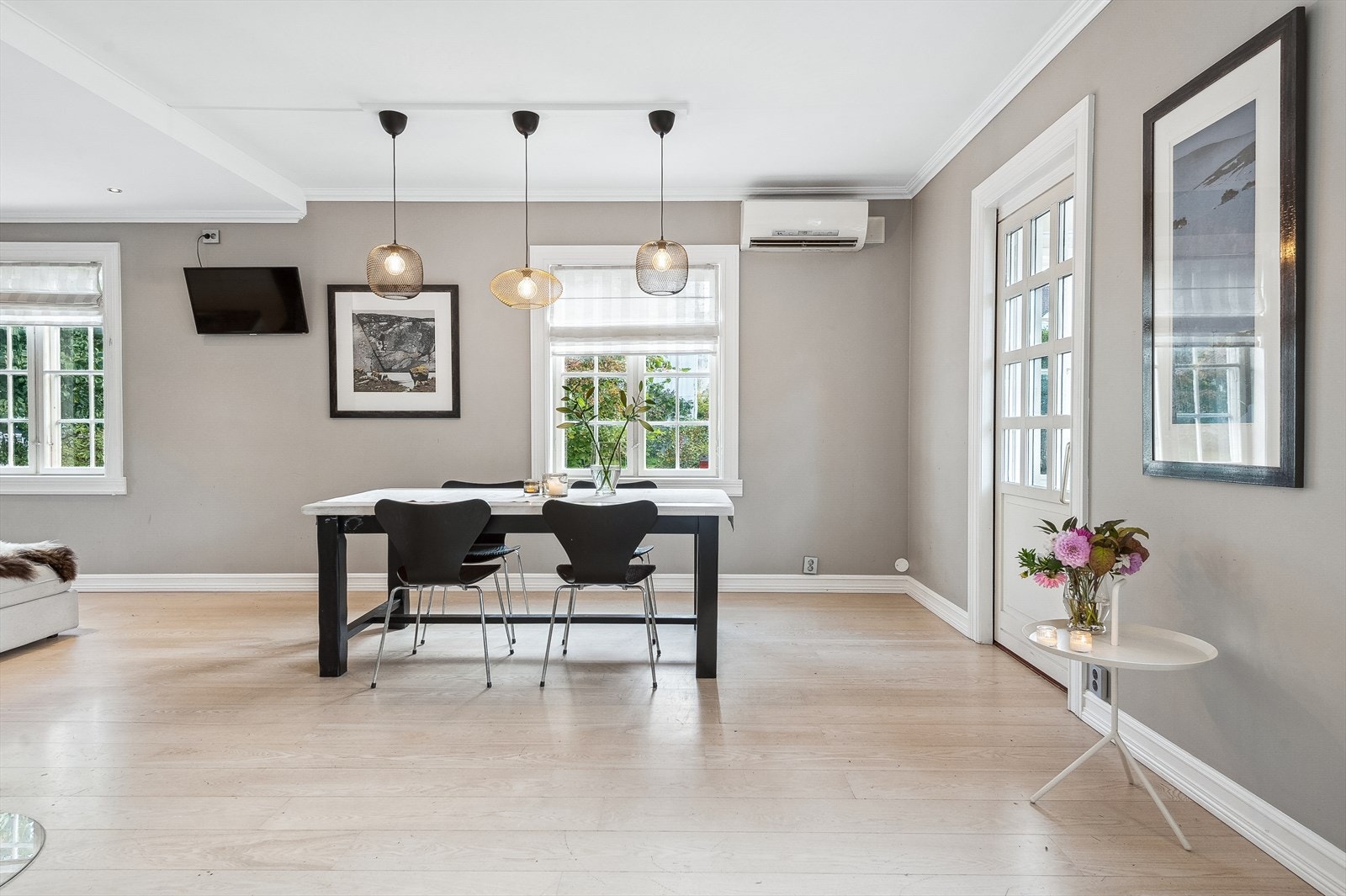 I oppholdsrommet på hovedplanet er det også montert varmepumpe som sørger for behagelig temperatur uavhengig av årstid. . Galleribilde