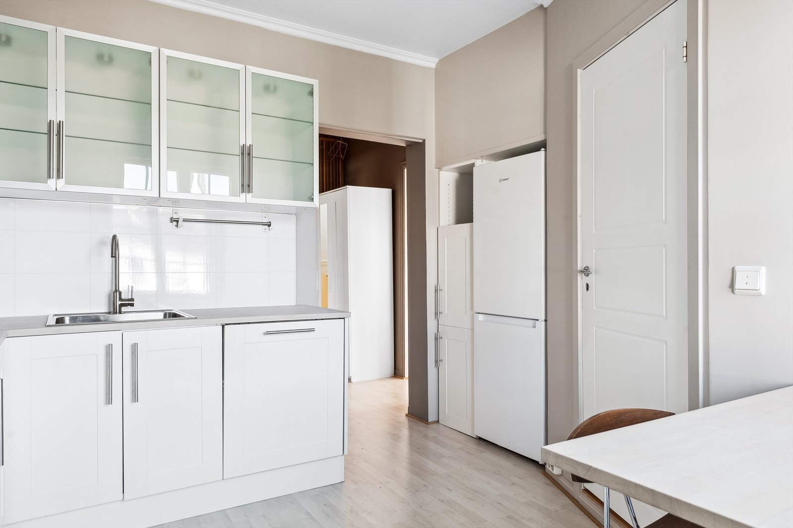 I tillegg er det lagt laminatplater og belysning over benkeplaten. Galleribilde