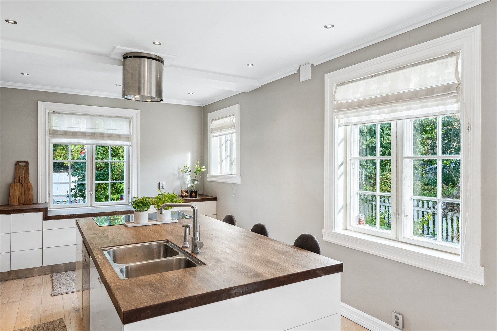 Dette er et kjøkken velutstyrt med god skapplass. Galleribilde