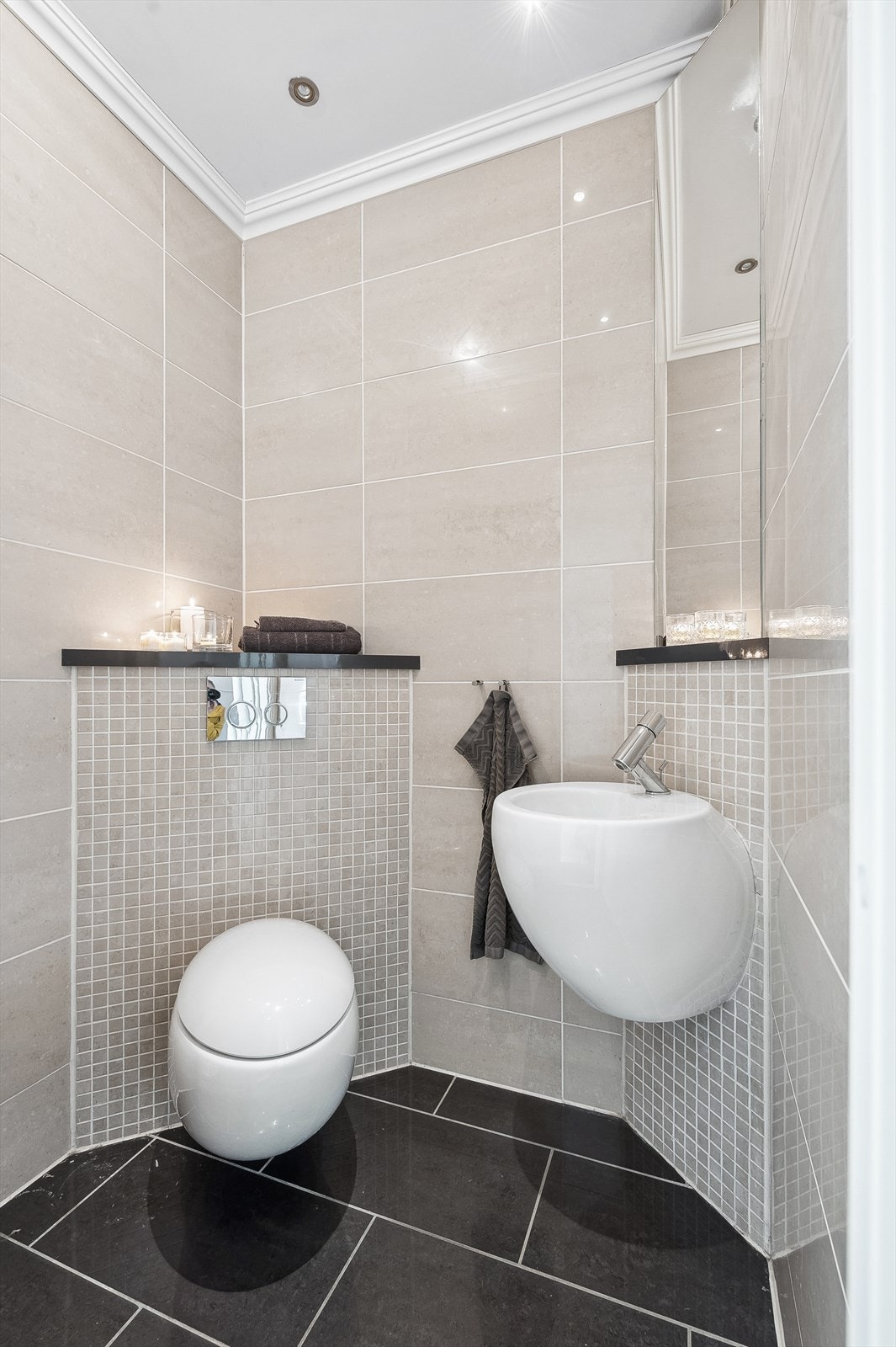 Toalettrommet i første etasje er helfliset og innredet med speil, servant, samt vegghengt toalett. Galleribilde