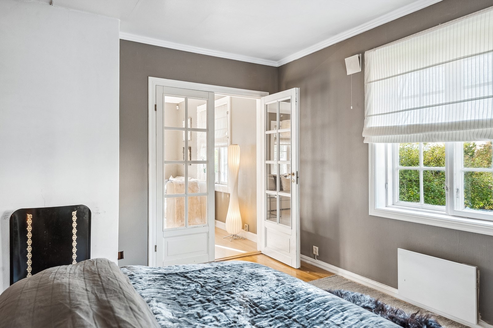 Det er fire soverom i boligen, hvor et ligger i første etasje og tre ligger i andre etasje. Galleribilde