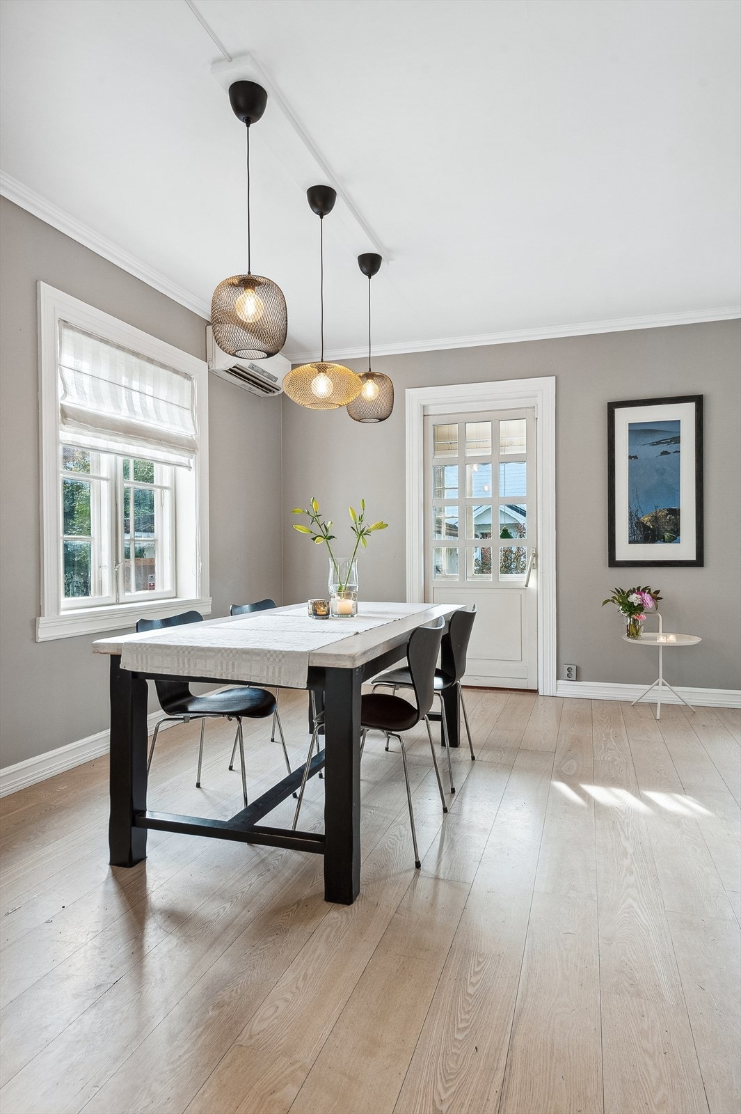 Boligens oppholdsrom er et hyggelig samlingspunkt med god atmosfære. Galleribilde