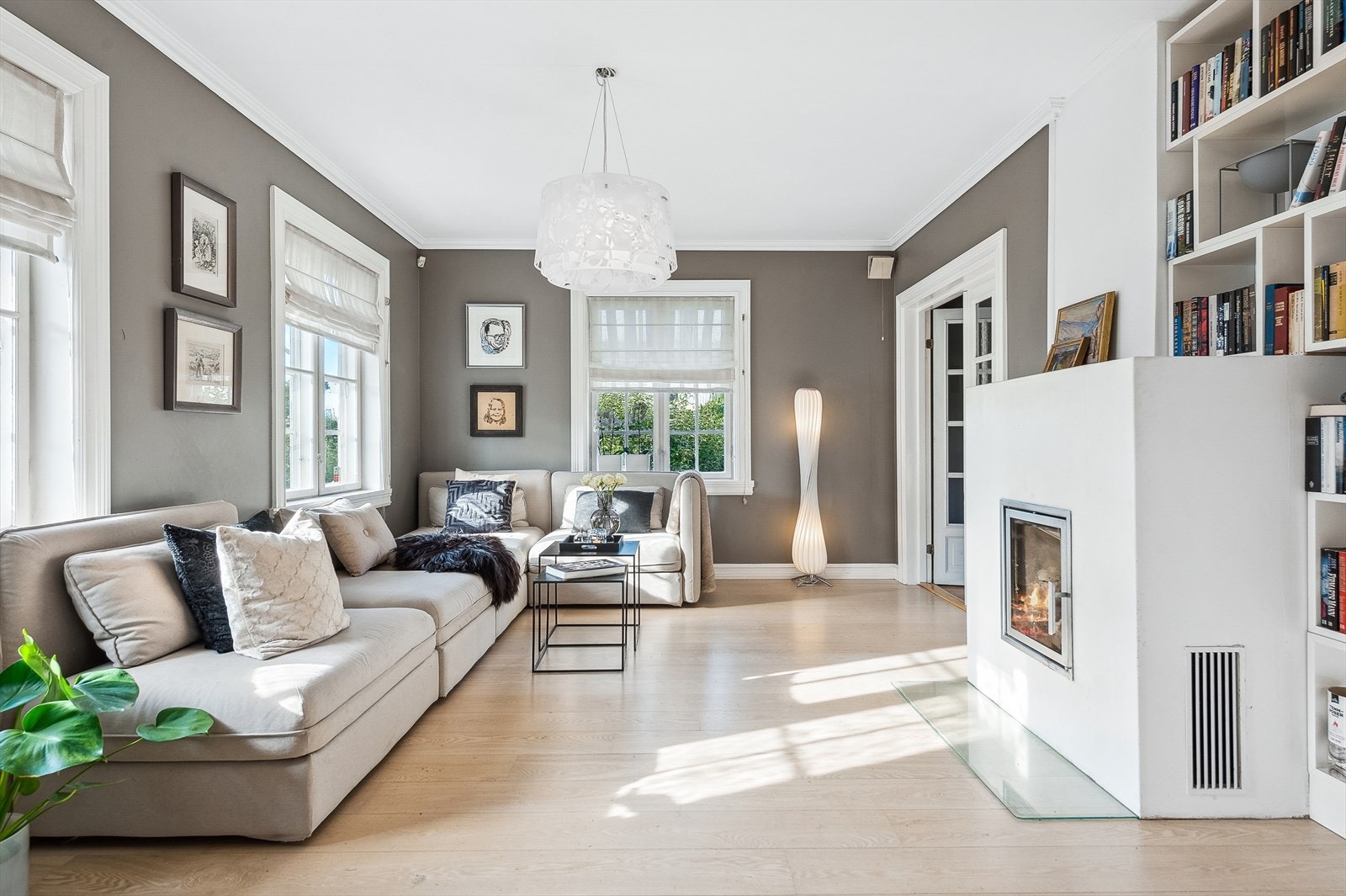 Innbydende og romslig stue på hovedplan med pen innredning og tidsriktig farger på veggene. Tv Galleribilde