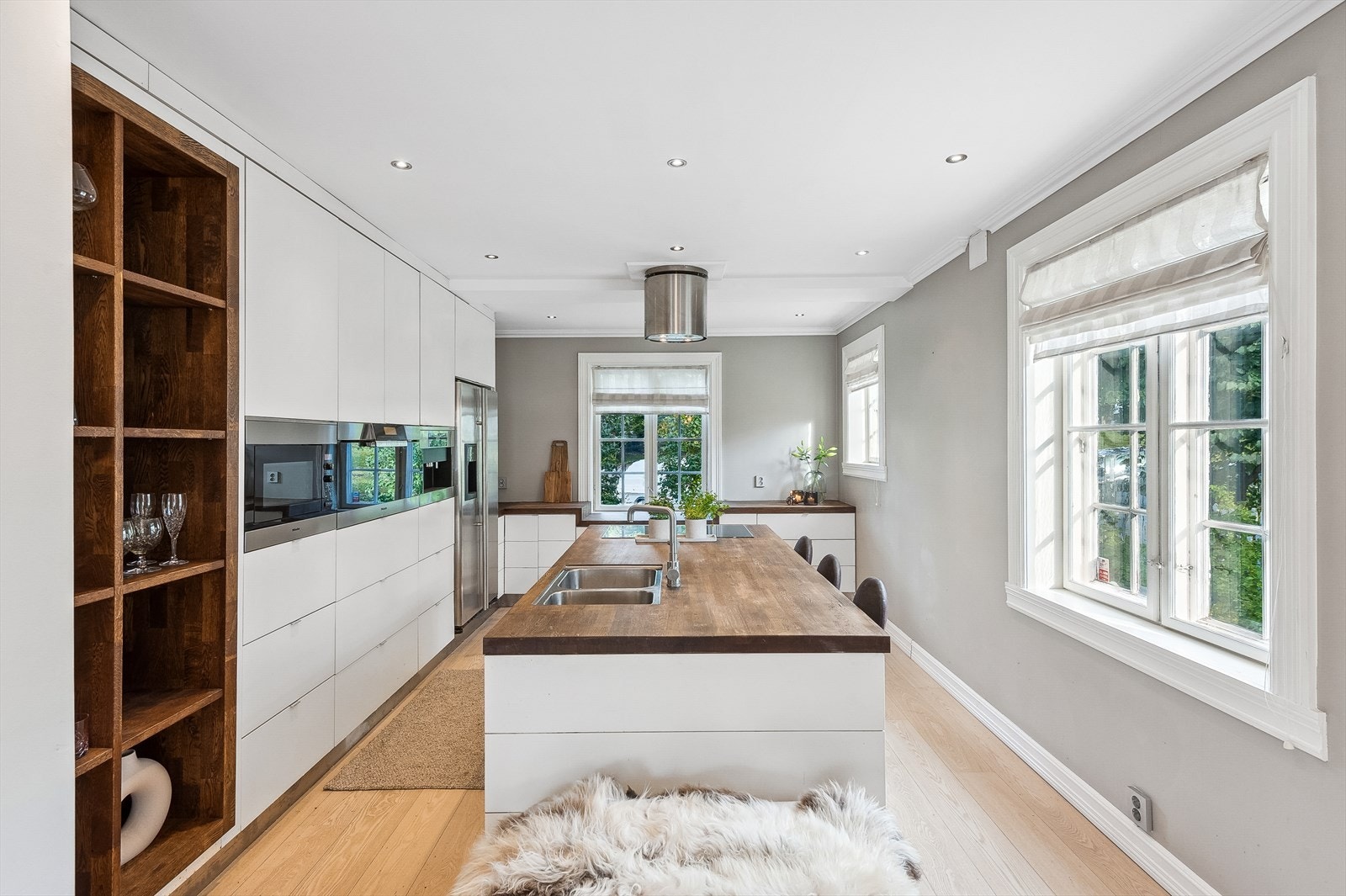 Kjøkkenet er av lekker utforming med helhetlig og gjennomtenkt utførelse. Galleribilde