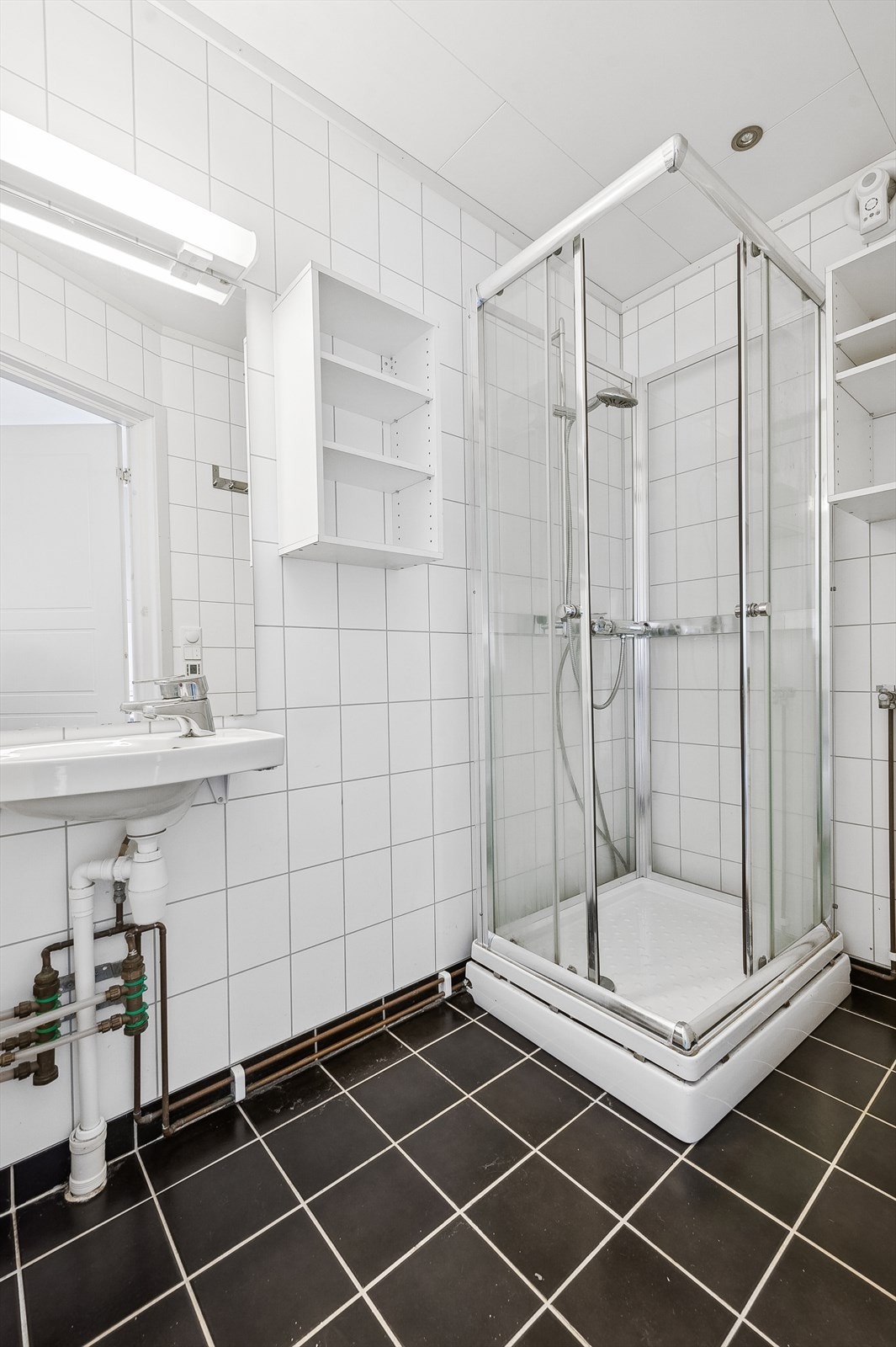 Baderom nr. 2 består av speil, servant, dusjkabinett og opplegg for vaskemaskin. Galleribilde