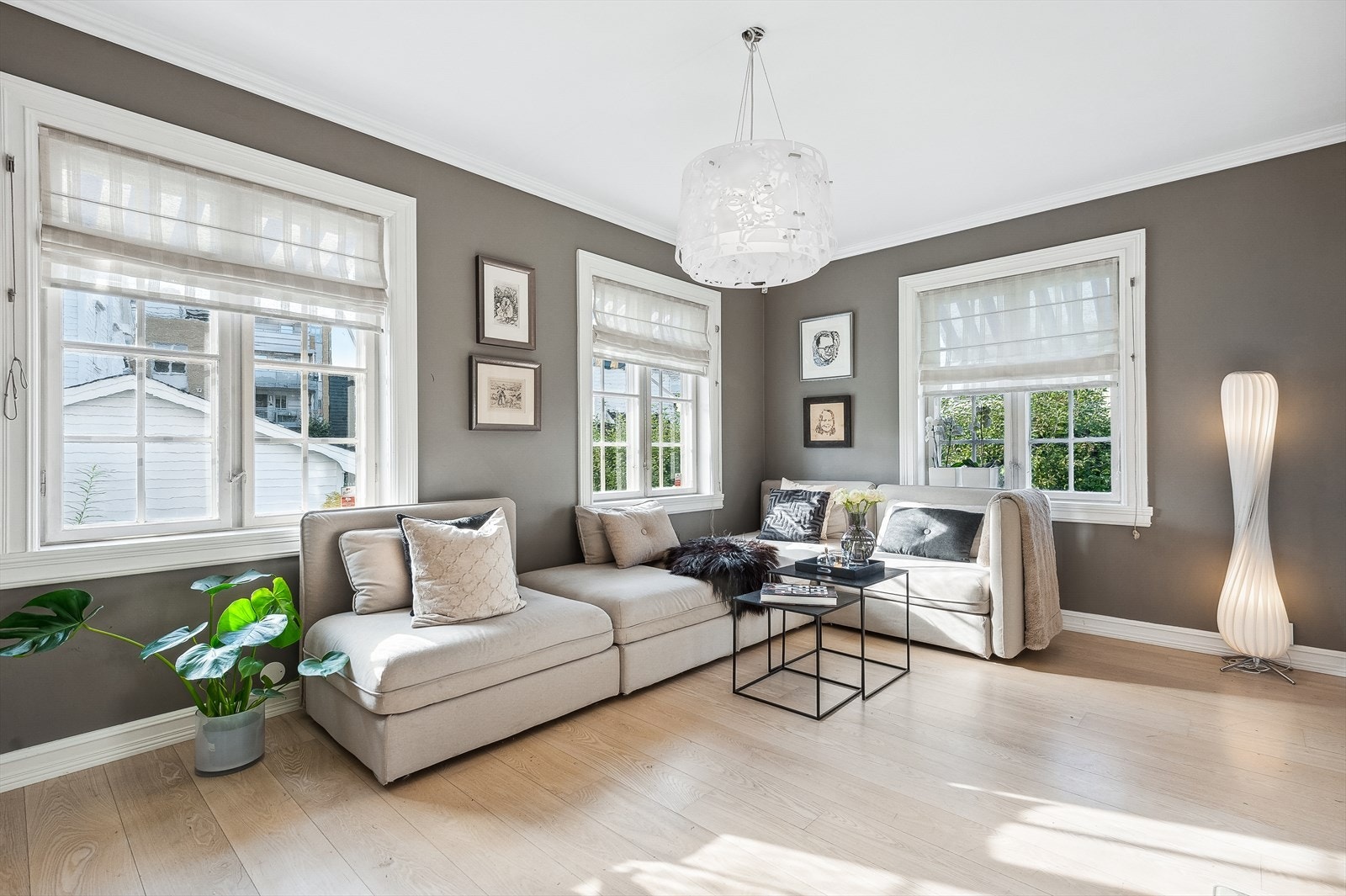 Det er flere herlige vindusflater i stuen som slipper inn godt med naturlig lys. Galleribilde