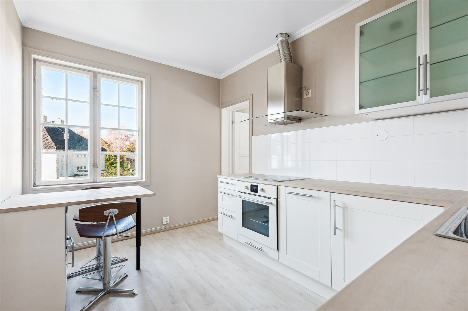 Kjøkkenet plassert i boligens andre etasje består også av laminerte skrog, glatte fronter og heltre benkeplate med kjøkkenkum. Galleribilde