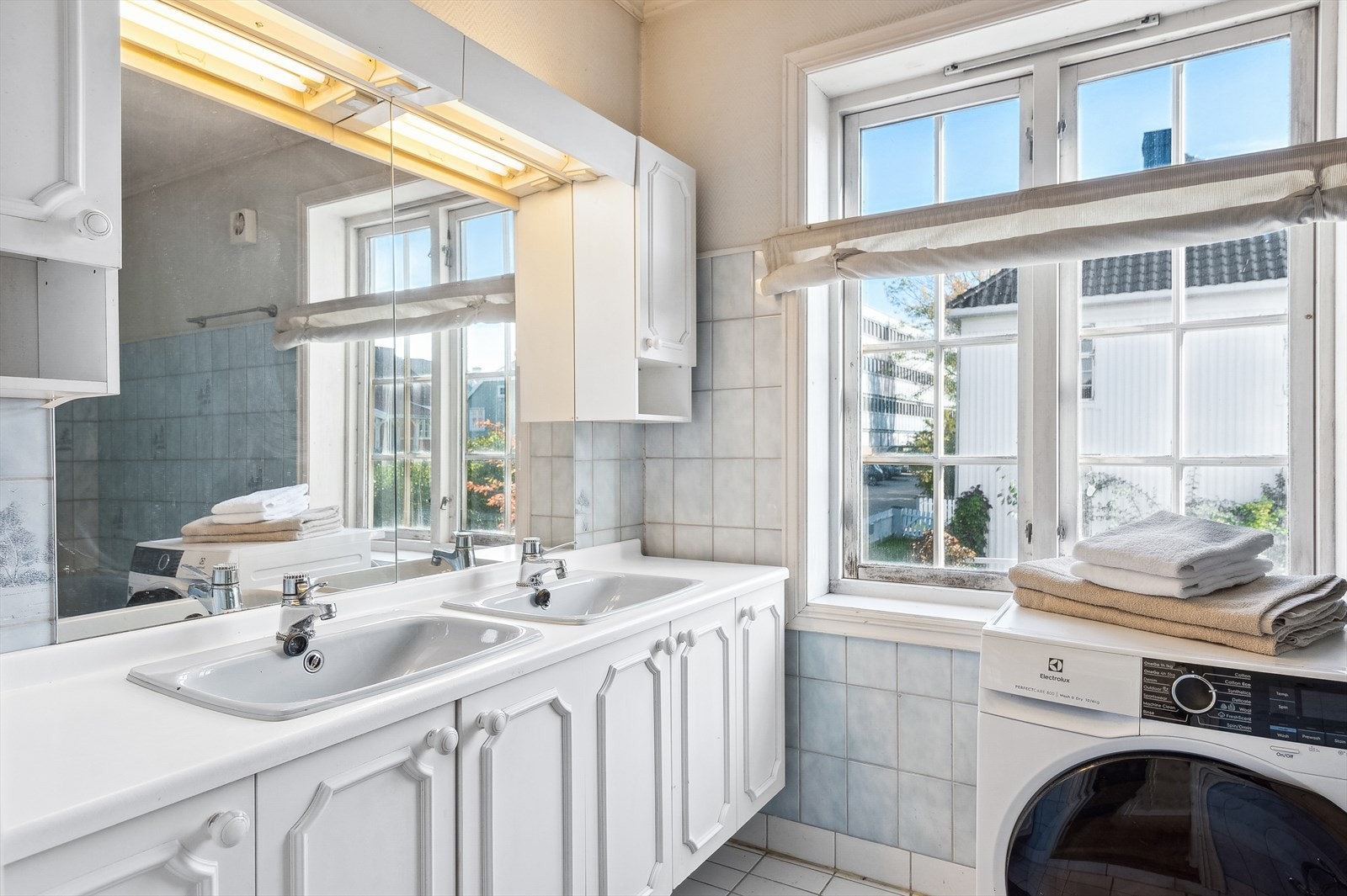 Baderom nr. 1 er et eldre våtrom med fliselagt gulv med varme og vegger med fliser, samt malt strie. Galleribilde